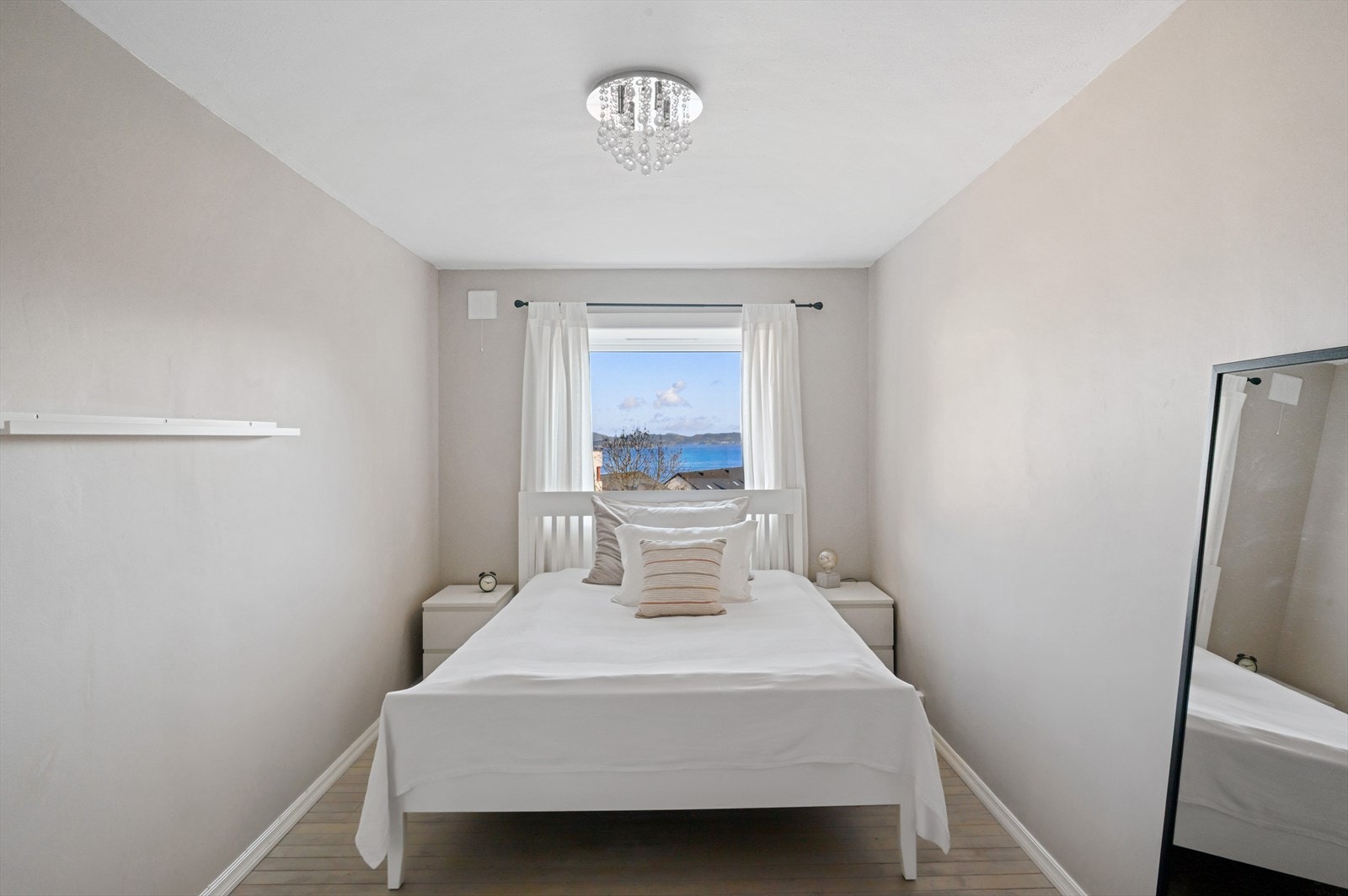 Det er plass til både dobbeltseng og tilhørende soveromsmøblement. Galleribilde