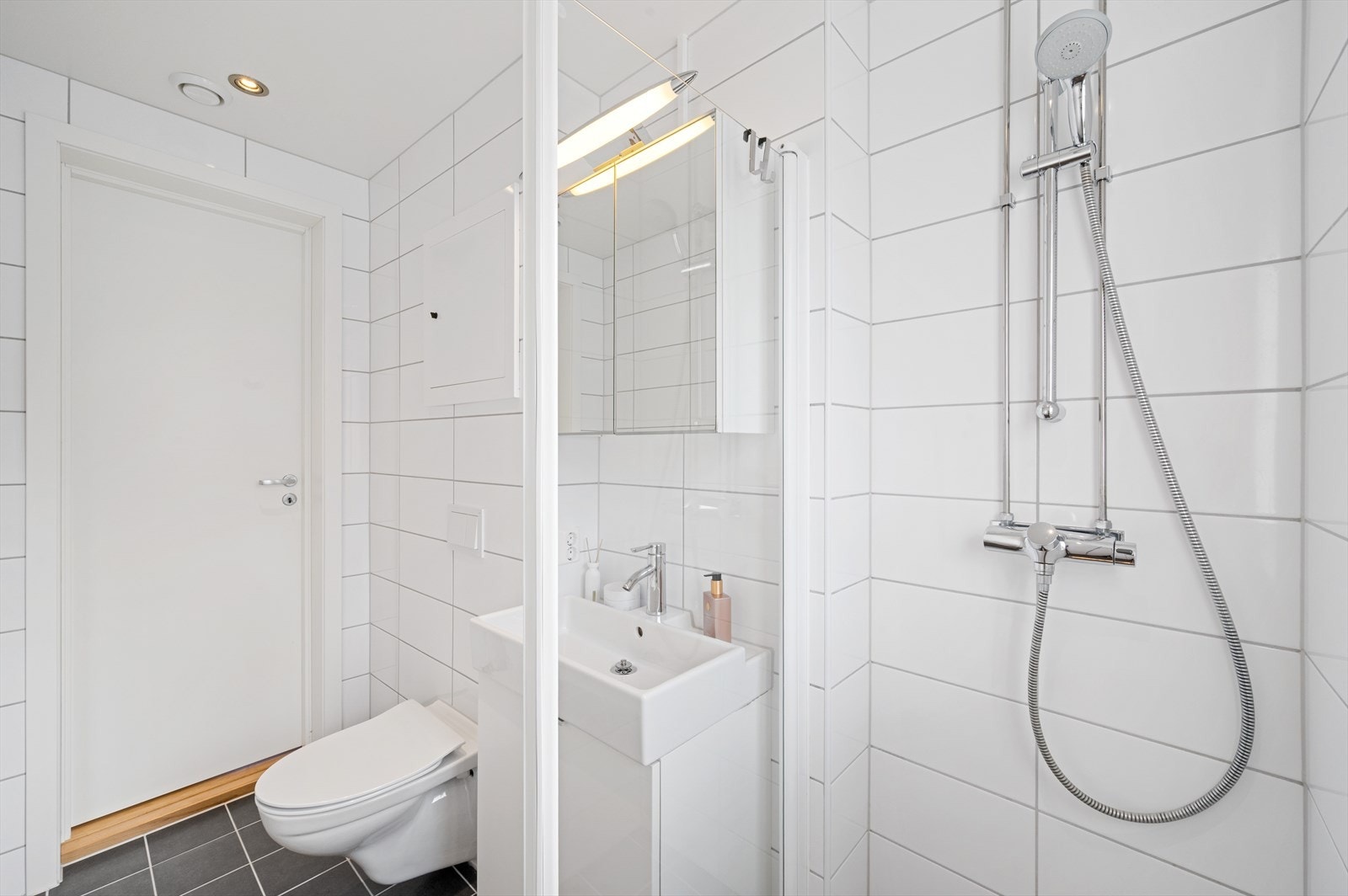 Helfliset bad med elektriske varmekabler - Nyoppusset i 2023! Galleribilde