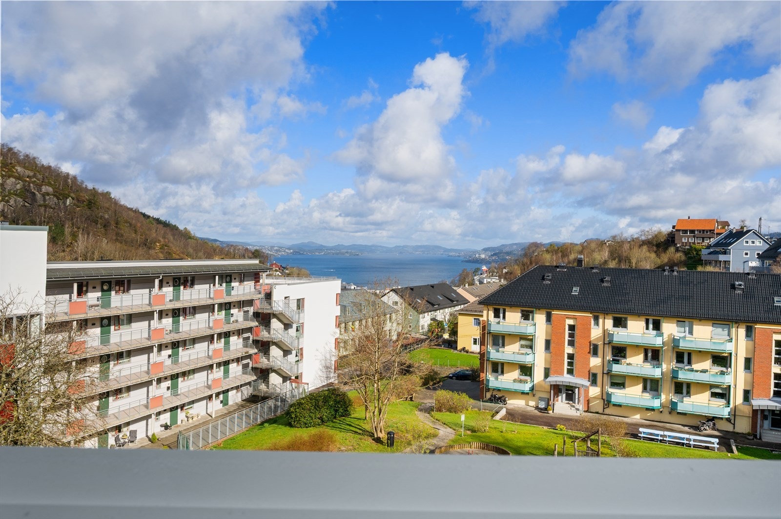Fra leiligheten er det kun 2 minutters gange til nærmeste busstopp, samt Coop Extra Melkeplassen. Det er også kort vei til både barnehage, skoler og flere flotte turområder. Galleribilde