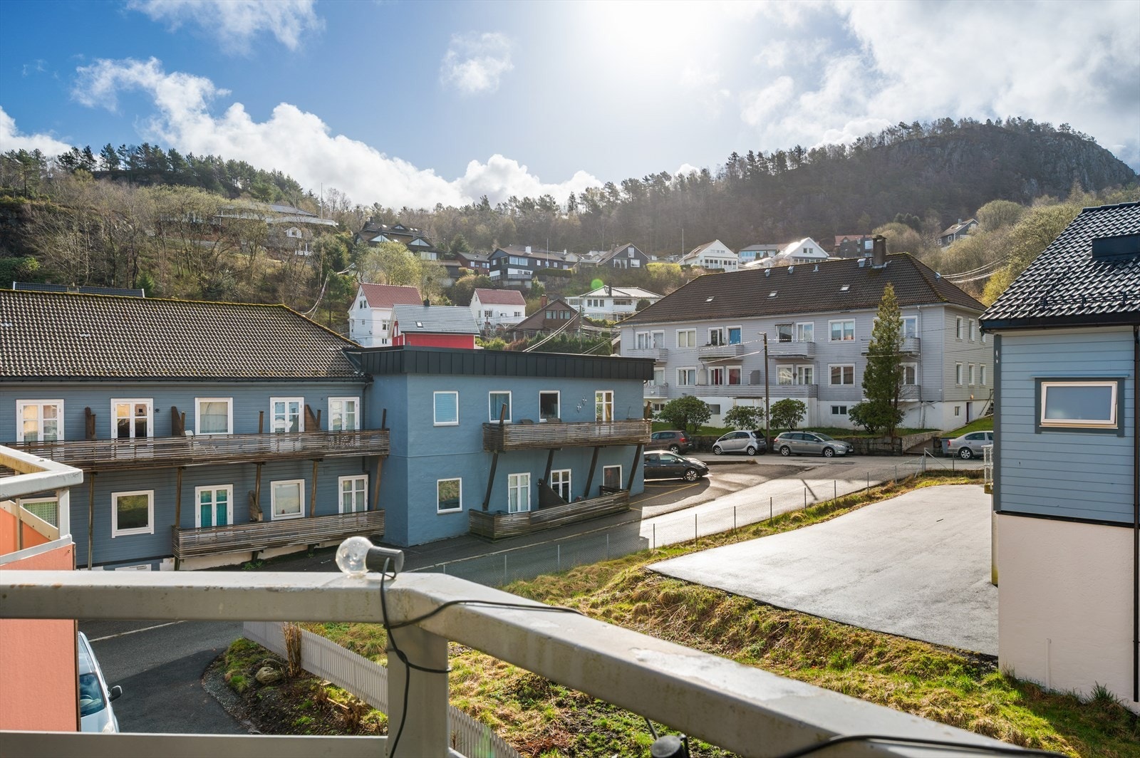 Fra kjøkkenet er det utgang til en herlig sørøstvendt terrasse! Herfra kan flott utsikt og gode solforhold nytes! Galleribilde
