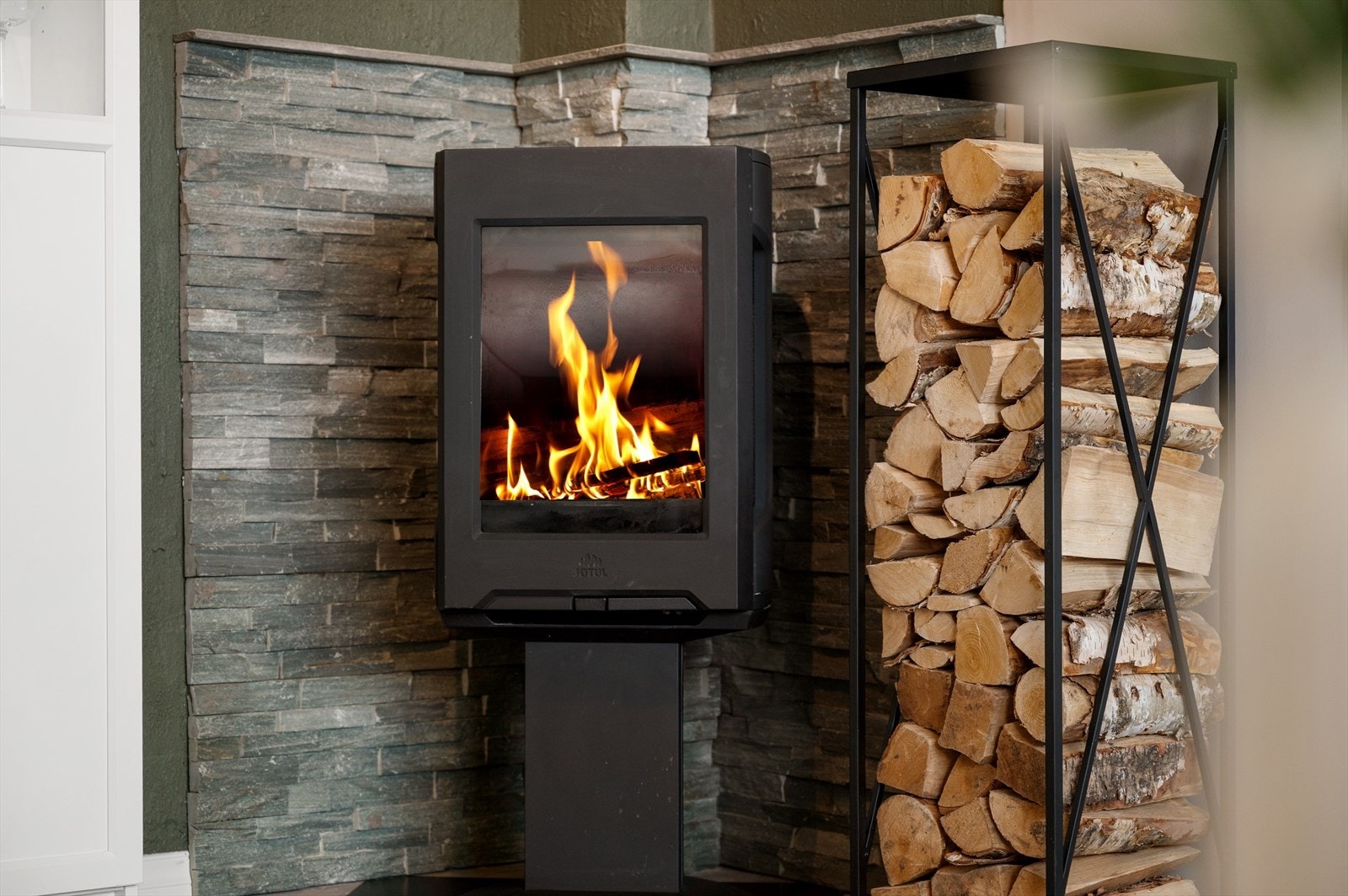 Vedovnen i rommet skaper en koselig atmosfære og varmer godt på de kaldere dagene. Galleribilde