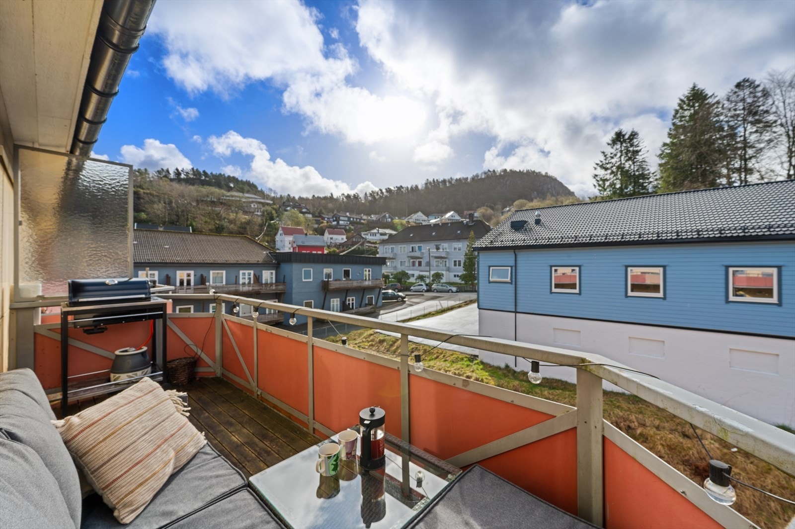 Terrassen måler ca. 7 m². Med den sørøstvendte retningen har man gode solforhold. Galleribilde