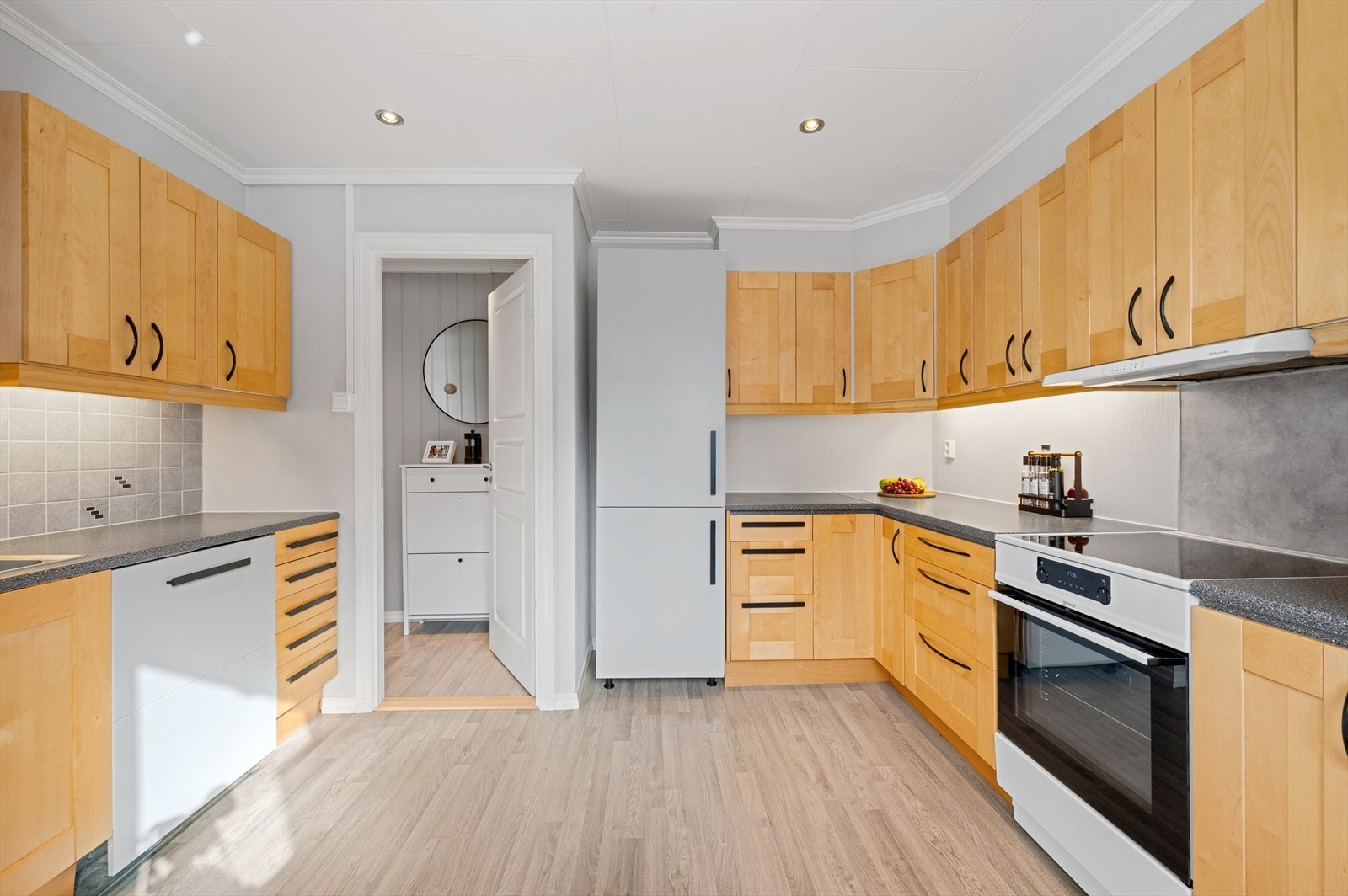 Fra entréen er det også adkomst til leilighetens kjøkken. Galleribilde