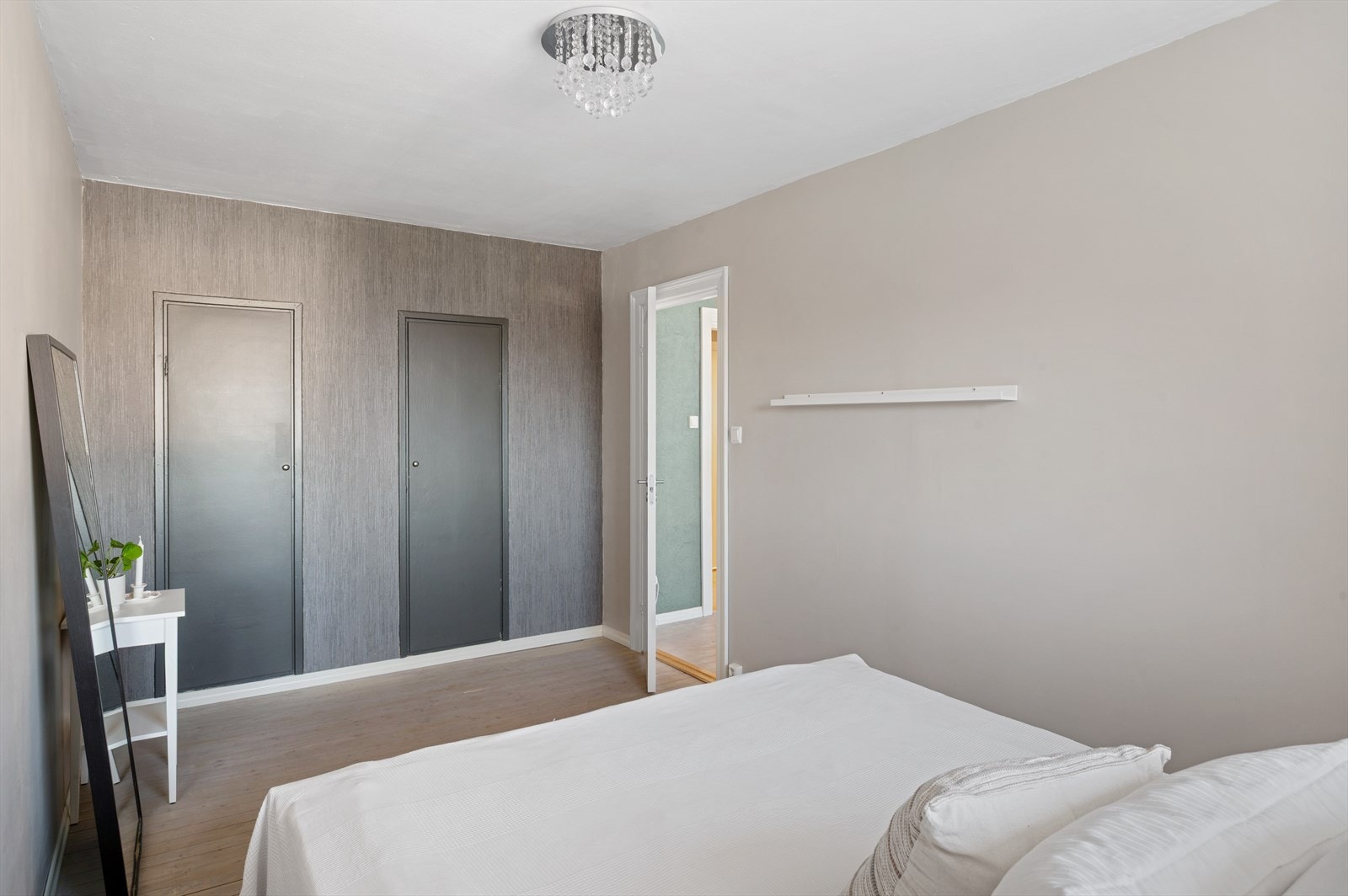 På soverommet er det to klesskap, perfekt for oppbevaring! Galleribilde