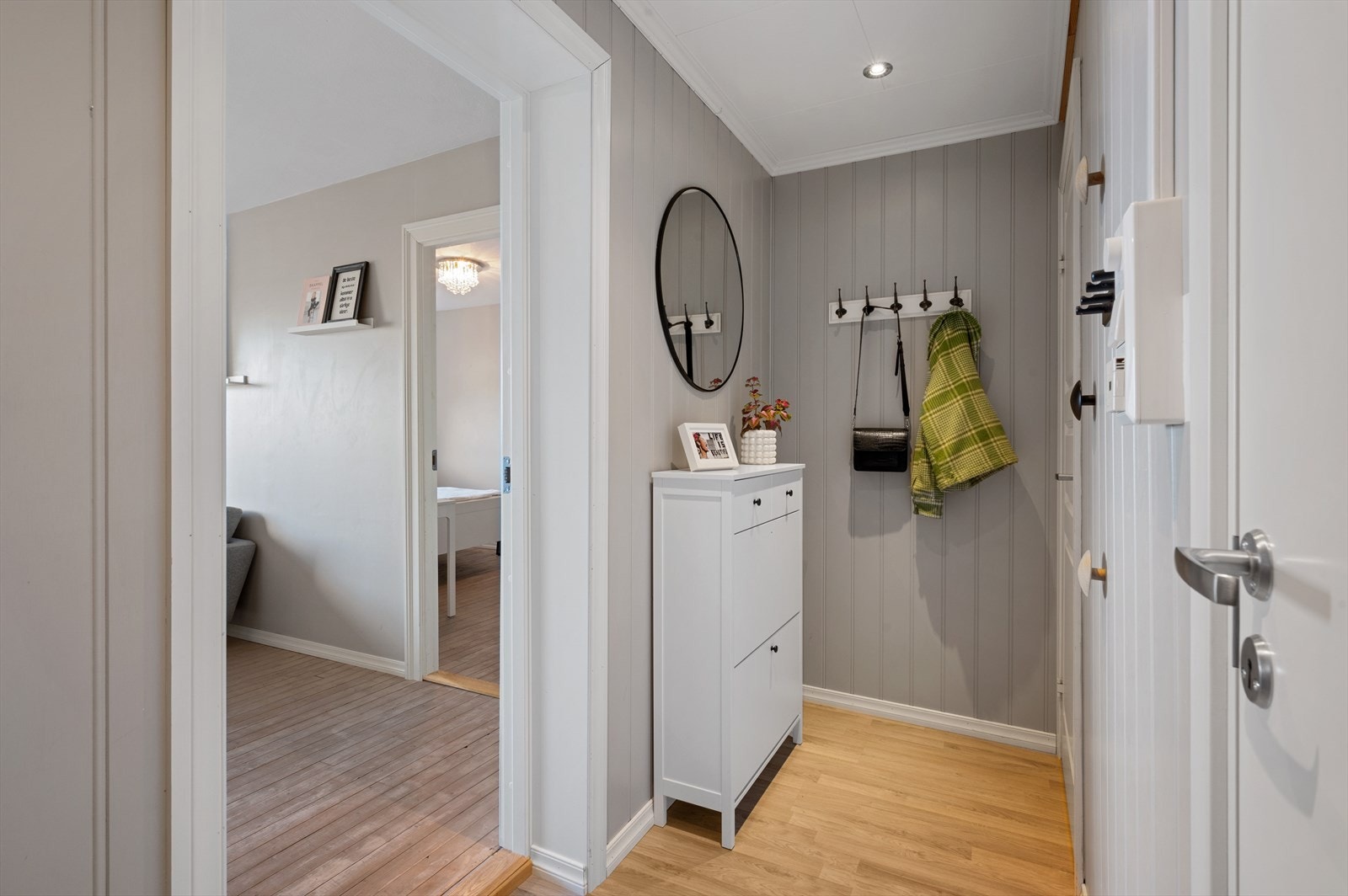 Fra entréen ledes man naturlig inn til leilighetens oppholdsrom - stuen! Galleribilde