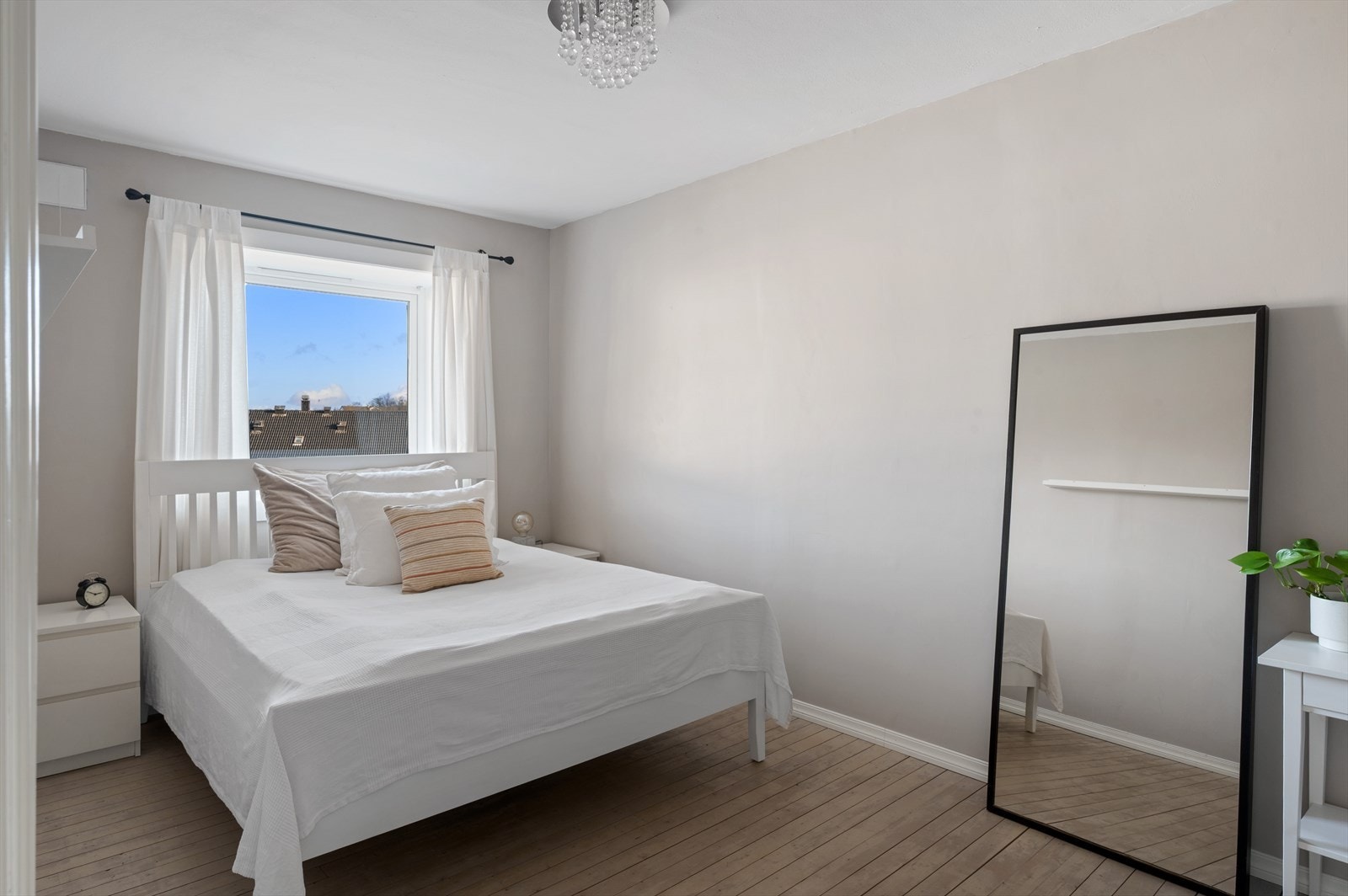 Leilighetens soverom er av meget god størrelse og måler hele 14,2 m². Galleribilde