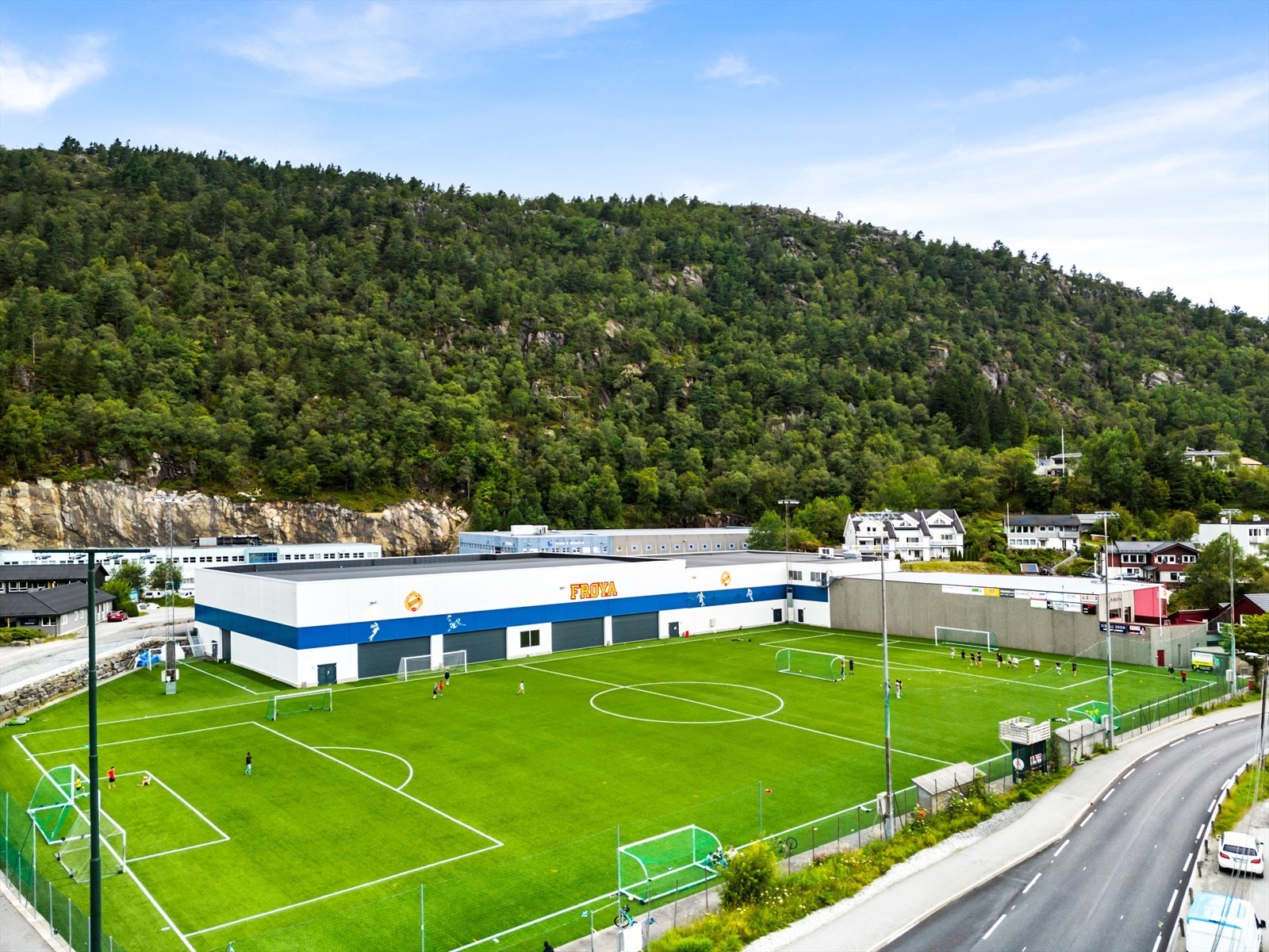 Rett ved boligen har man den flotte kunstgressbanen til Frøya. Det er også en stor innendørs bane inne i hallen. Galleribilde