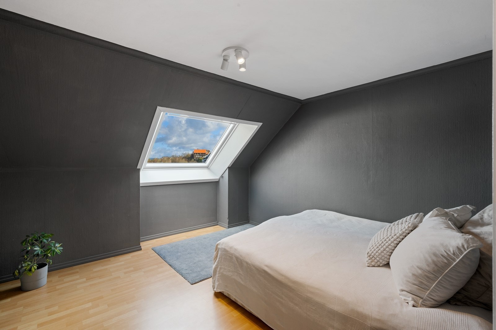 I dag er rommet innredet som soverom (ikke-godkjent). Galleribilde