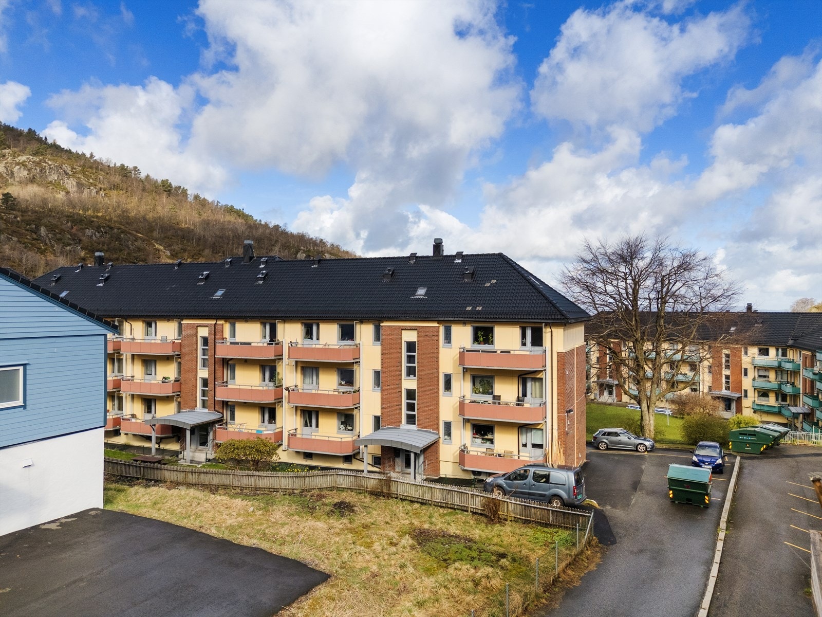 Leiligheten ligger fint til i byggets 3. etasje. Borettslaget fornyet og etterisolerte alle fasader i 2005! Galleribilde