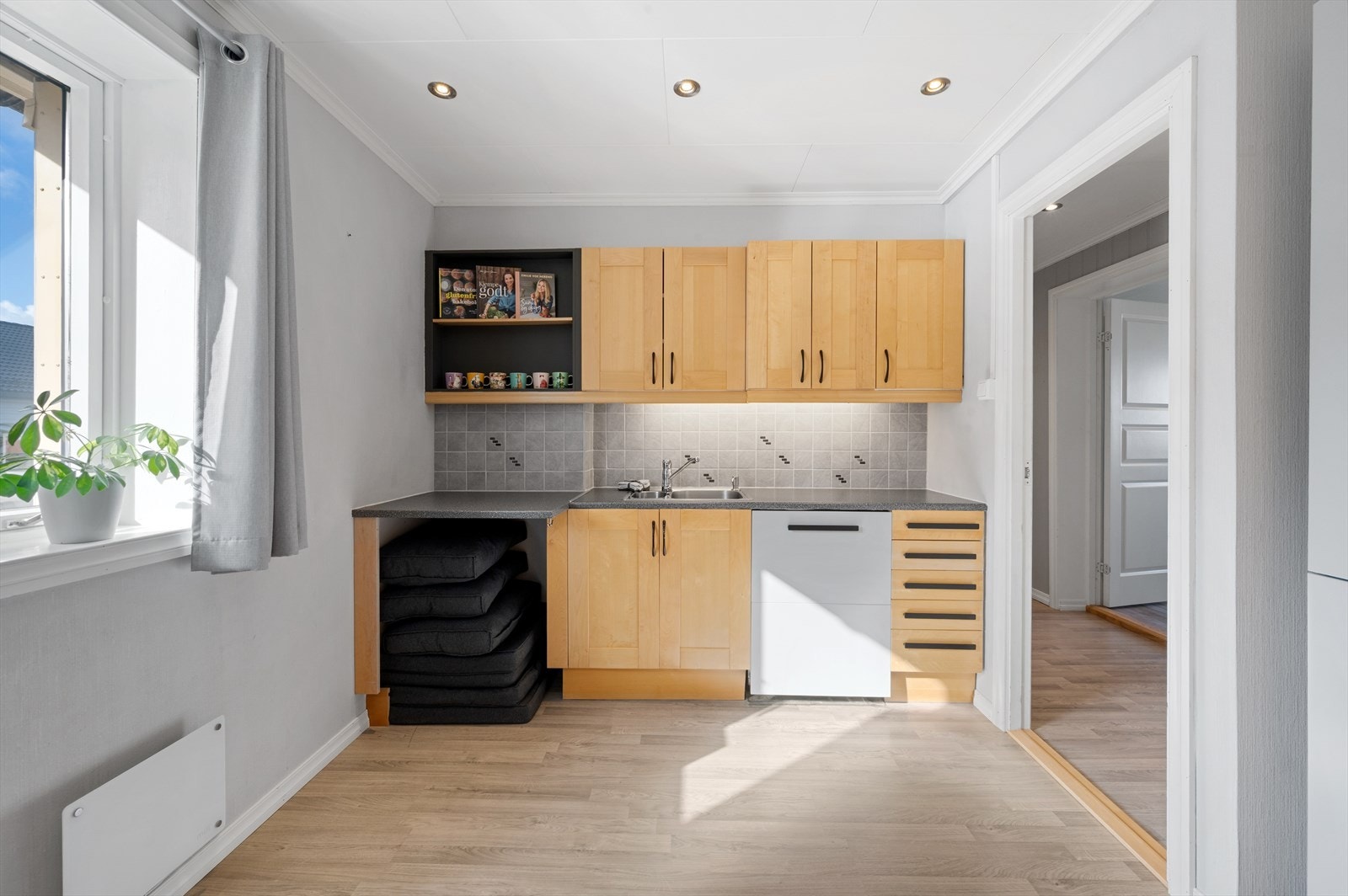 Kjøkkenet er praktisk utformet med meget god benk- og skapplass. Galleribilde