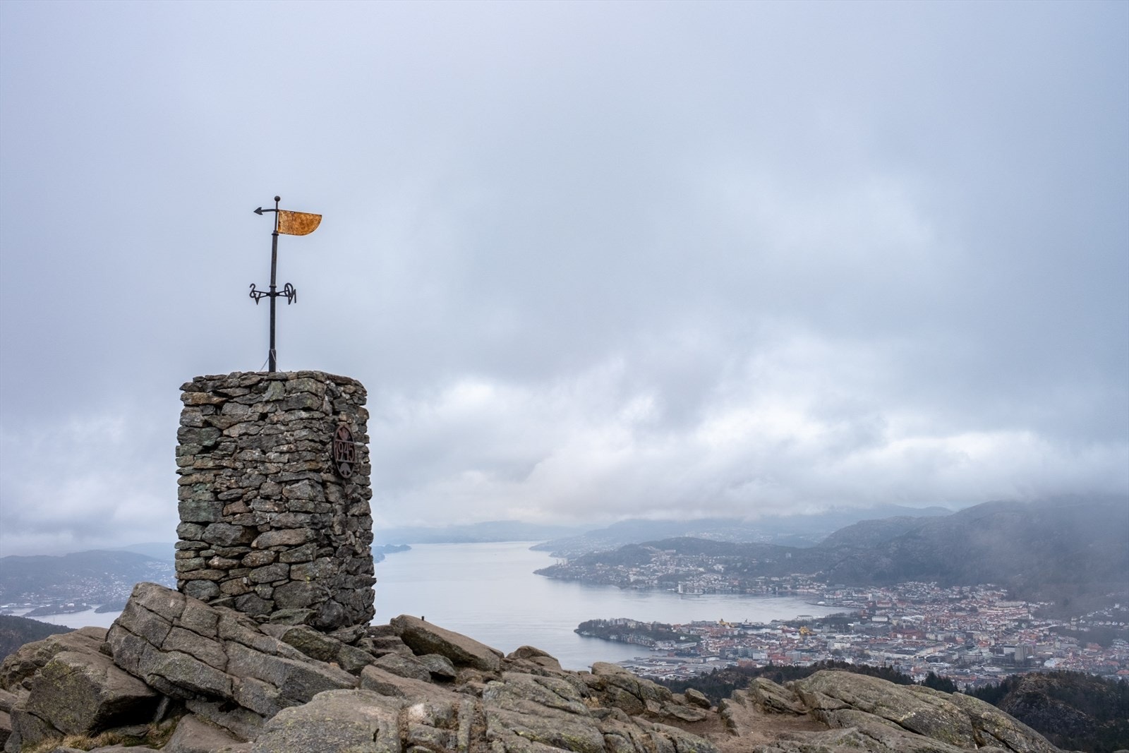 Er man av det spreke slaget kan man finne turløypene opp til Løvstakken i kort avstand fra boligen. Galleribilde