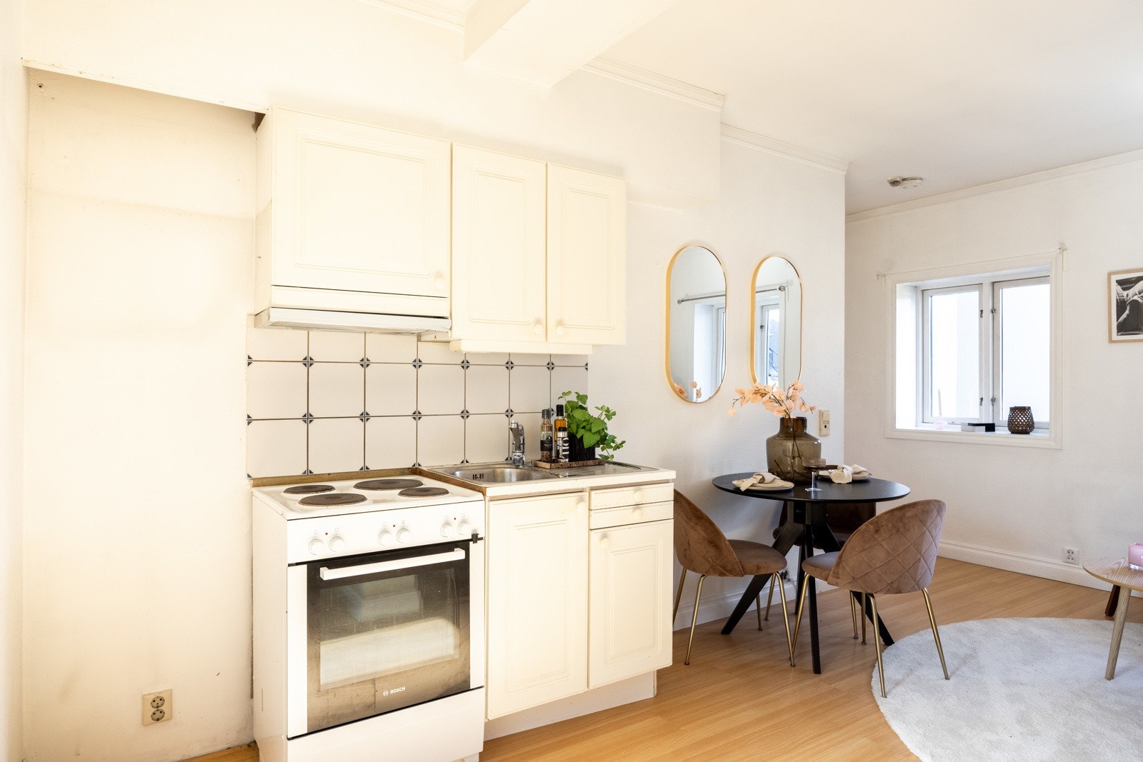 Leiligheten har et eldre kjøkken med innredning bestående av komfyr, benkeplate og over/underskap Galleribilde