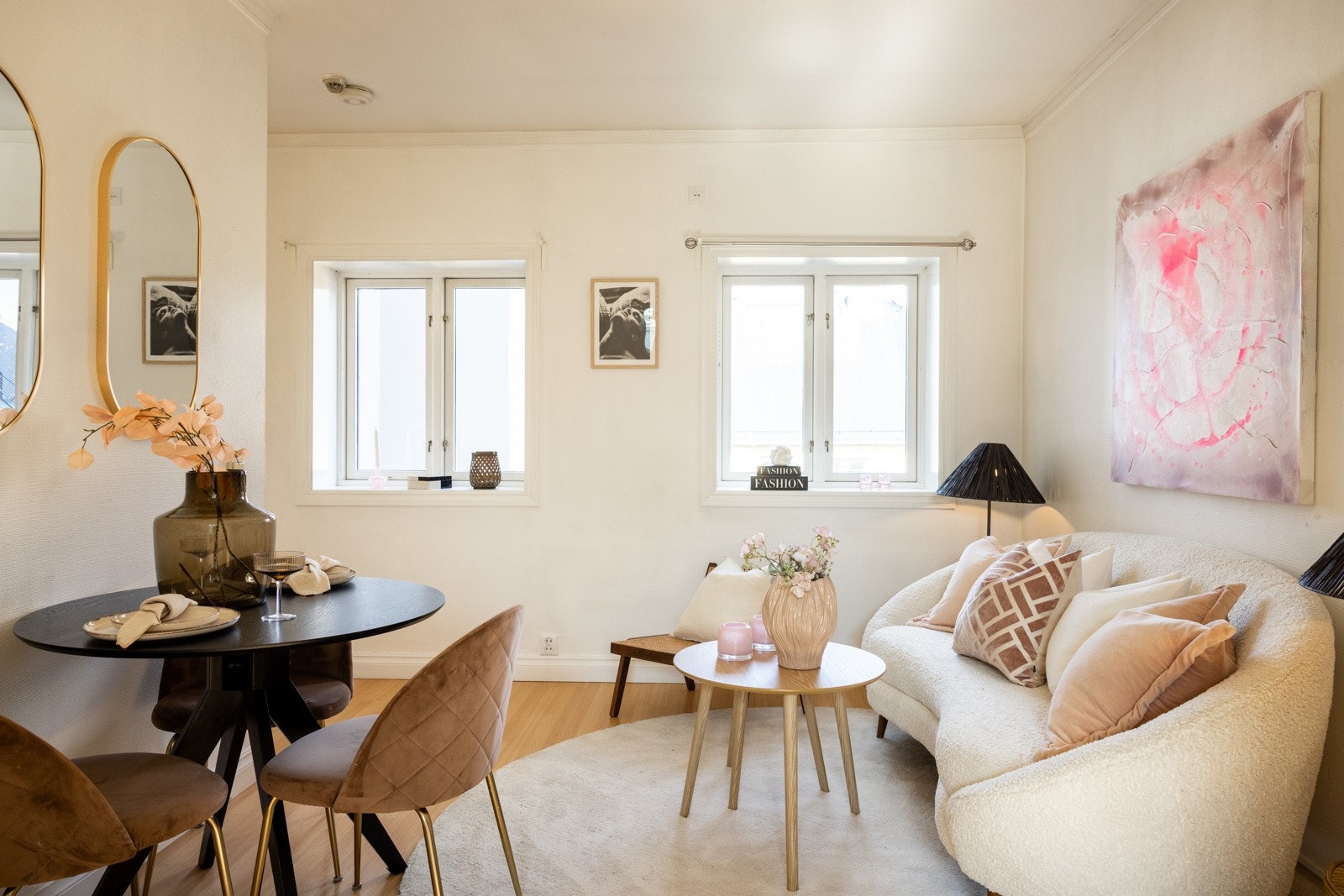 Leilighetens stue ligger i åpen løsning med kjøkkenet og har god plass til sofa og øvrig møblement Galleribilde