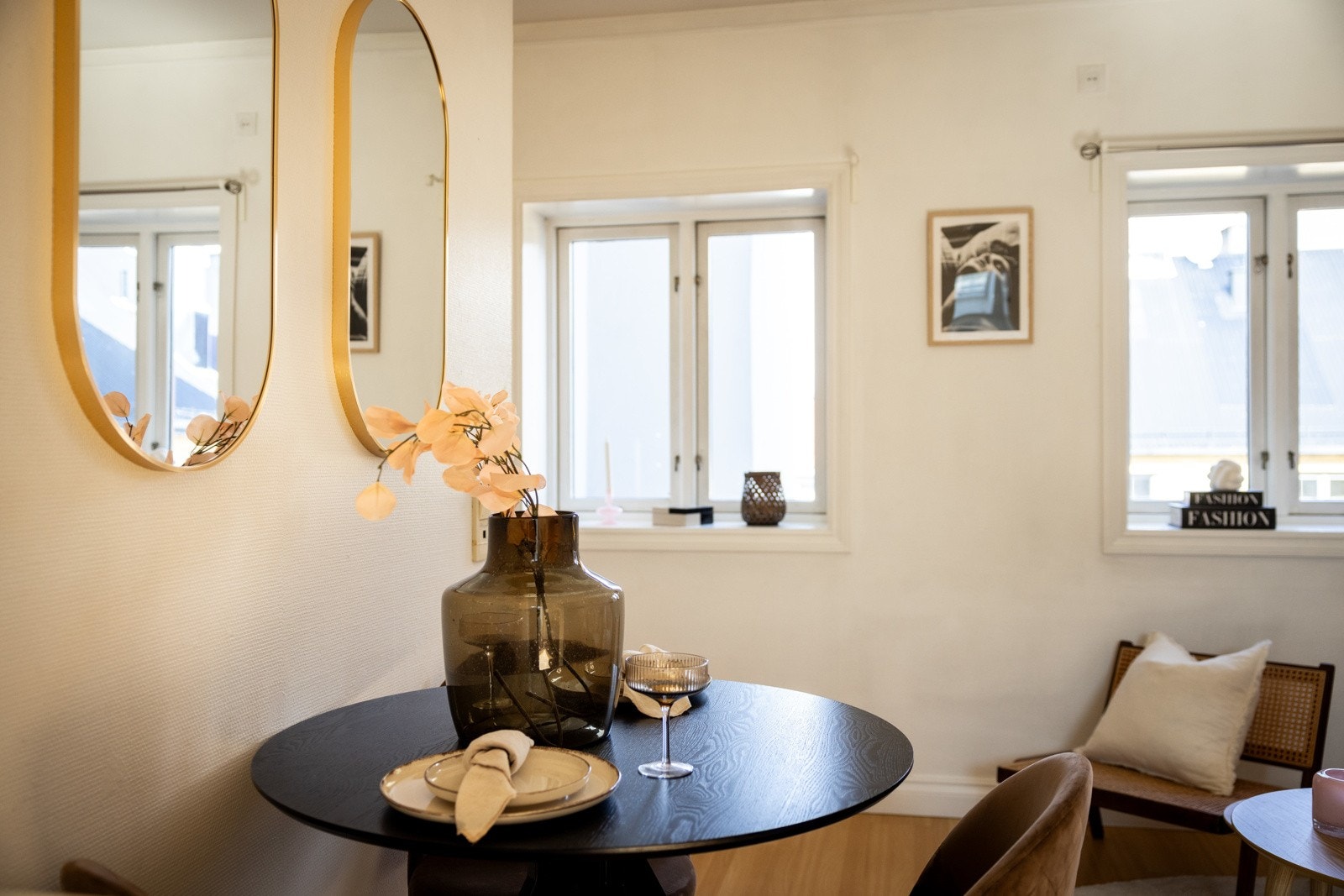 Det er også plass til spisebord i rommet Galleribilde