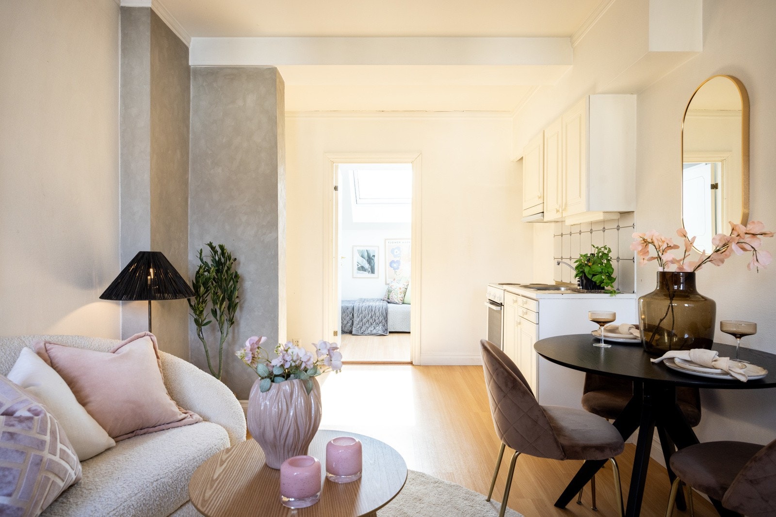 Stuen ligger i åpen løsning med kjøkkenet Galleribilde