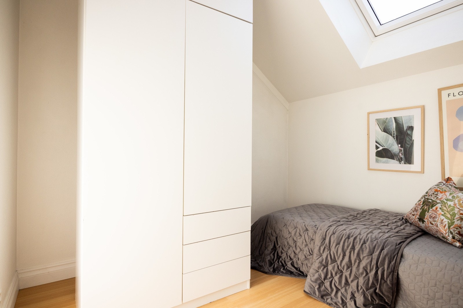 På soverommet er det plass til seng og skap til oppbevaring Galleribilde