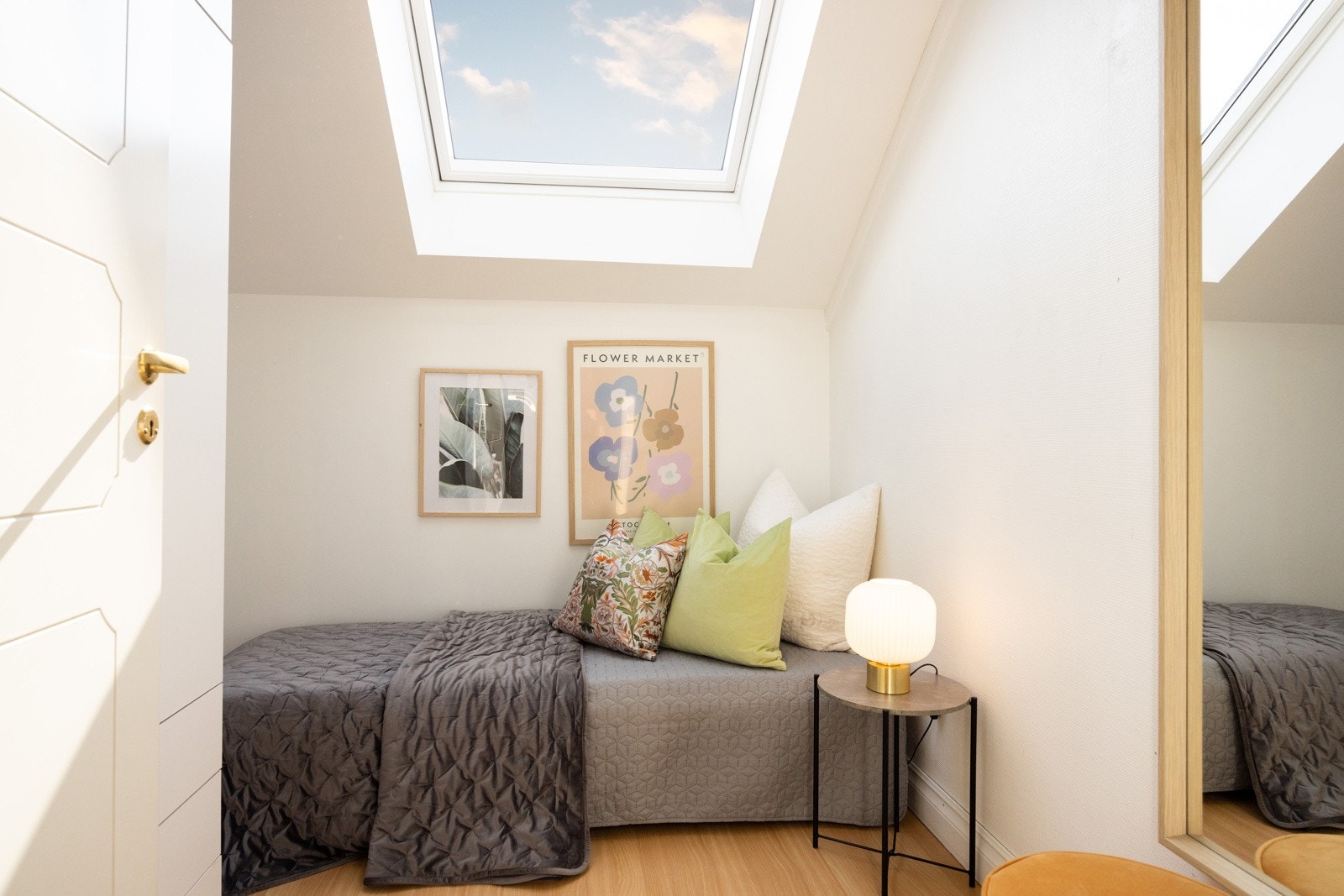 Leiligheten har et hyggelig soverom med takvindu Galleribilde