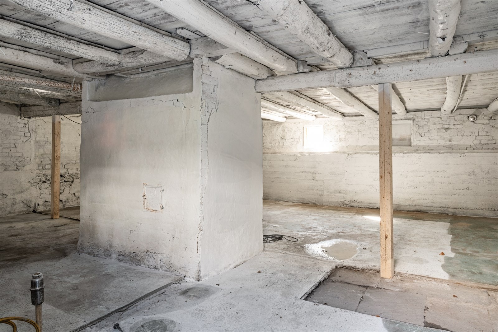 Kjeller var totalskadet og er i dag vasket og sot er overmalt med dekkmaling. Galleribilde