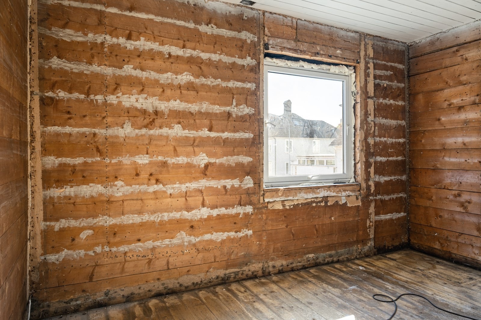 1. etasje rom direkte over skadestedet ble røykskadet og er rensket rent og tak og en vegg er overmalt. Galleribilde