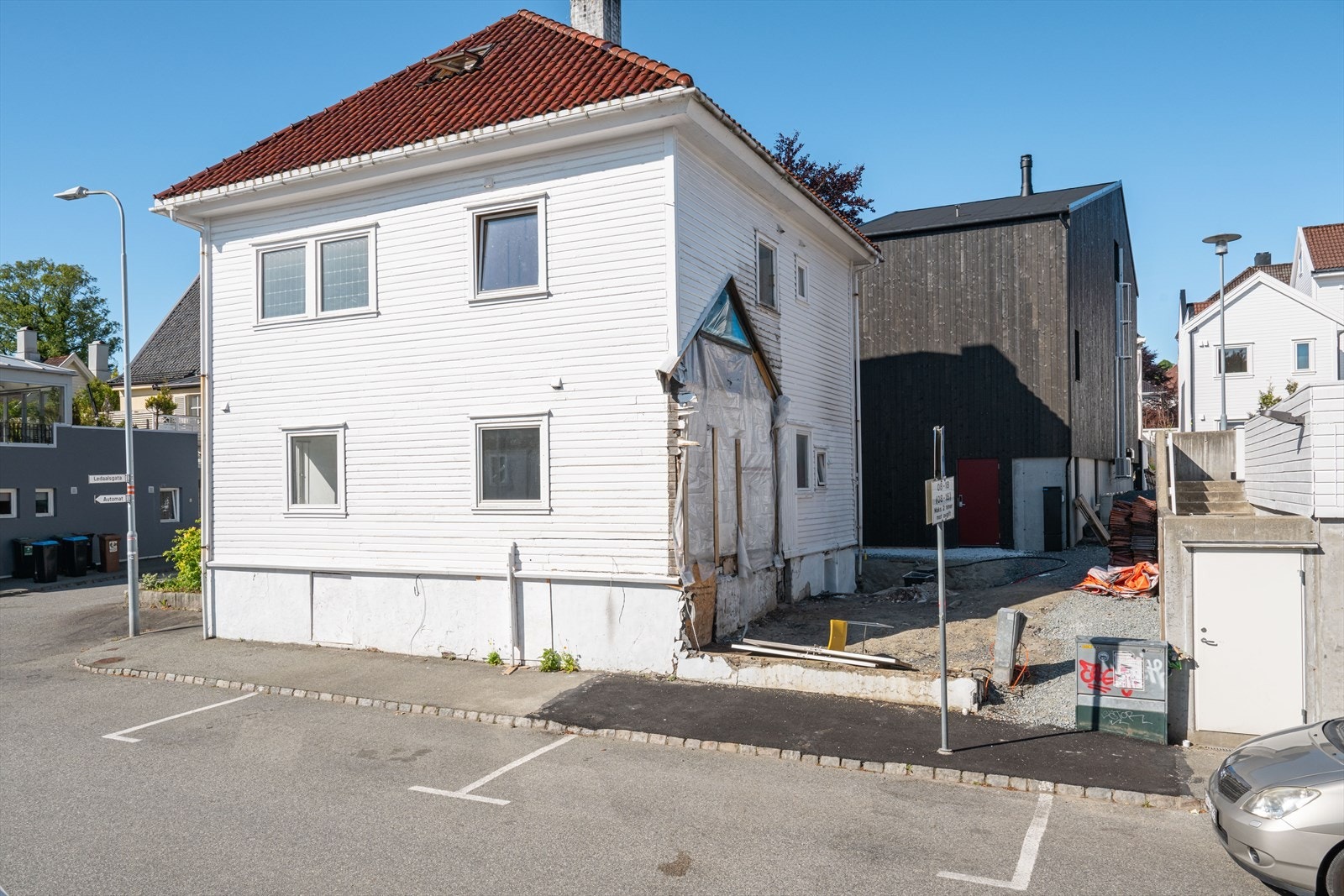 Vegg i vegg med eiendommen er det planlagt oppføring av Ledaalsgate 13. Galleribilde