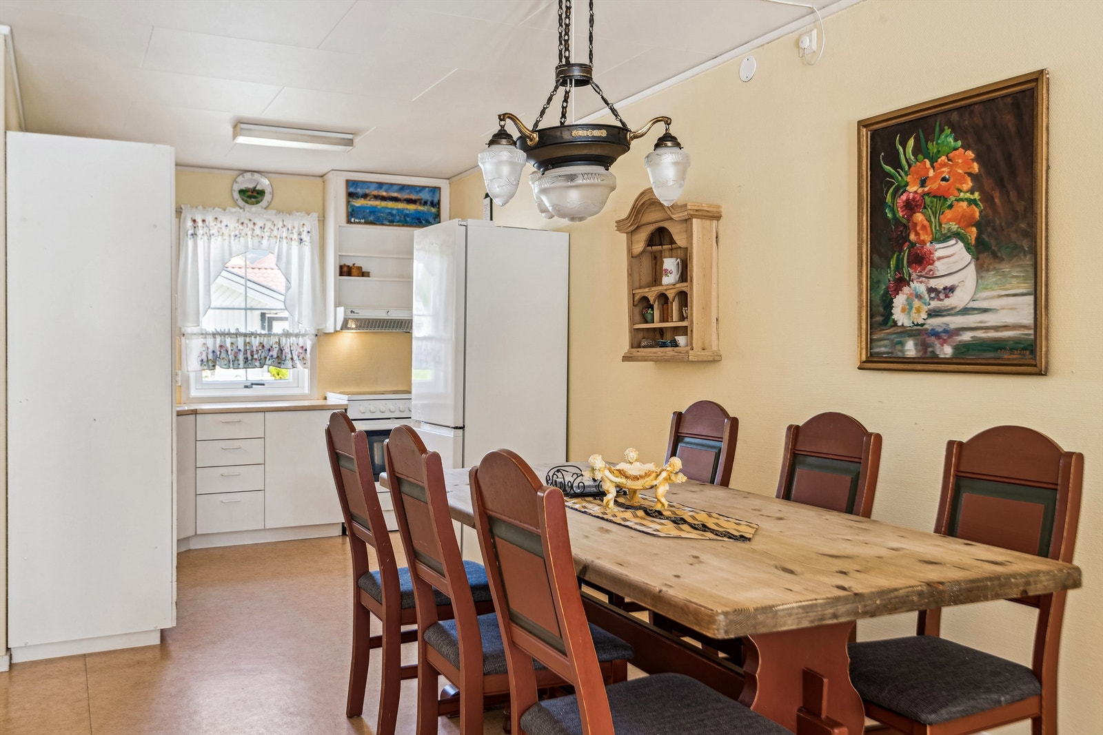 Kjøkkenet har plass til frittstående hvitevarer som komfyr og kjøleskap. Galleribilde