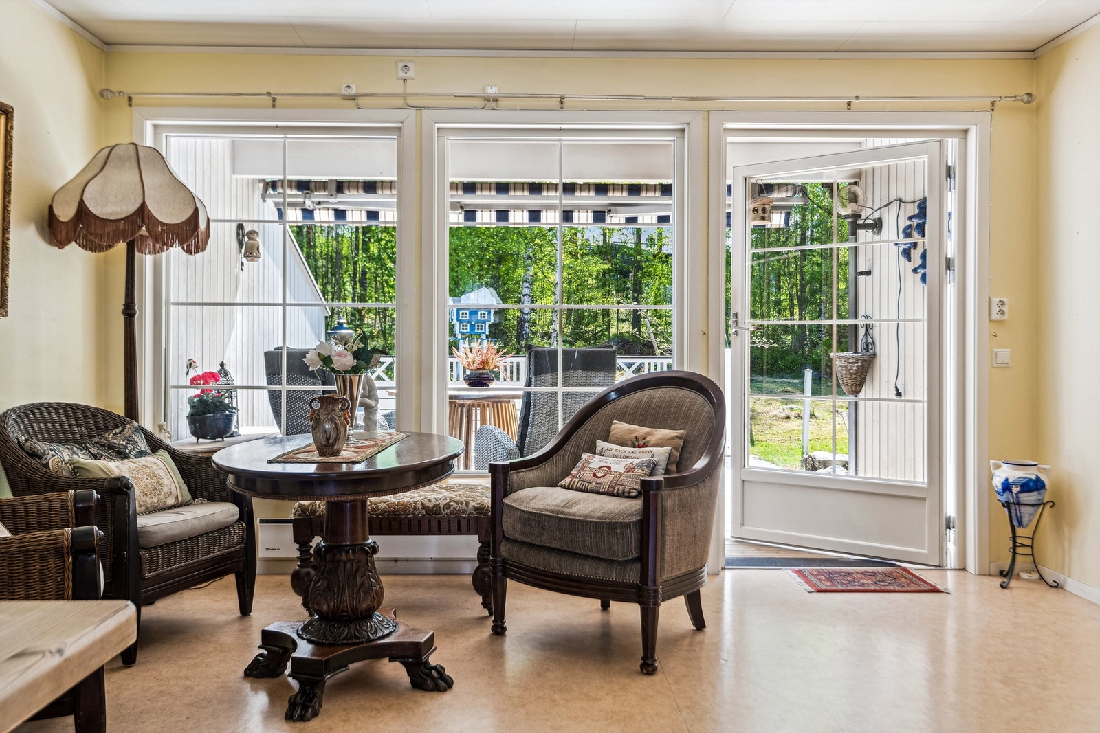 Utgang til terrassen fra stuen Galleribilde