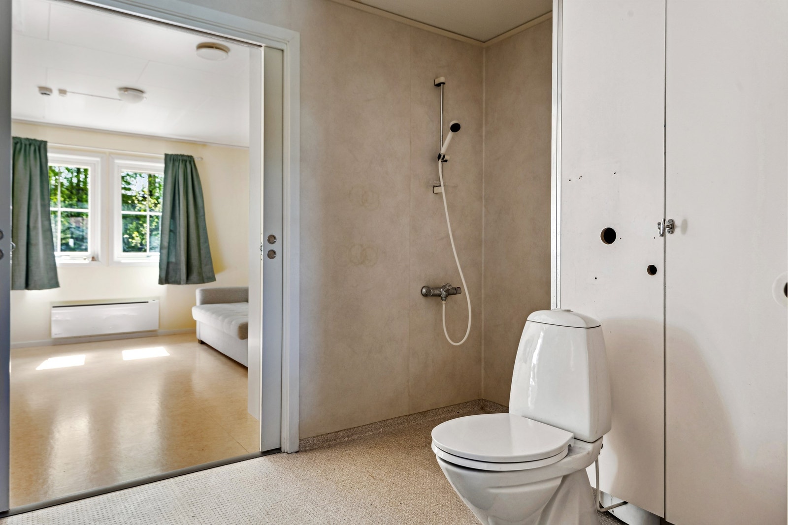 Badet har belegg på gulv og vegger med veggvinyl. Det er oppvarming med elektrisk gulvvarme Galleribilde