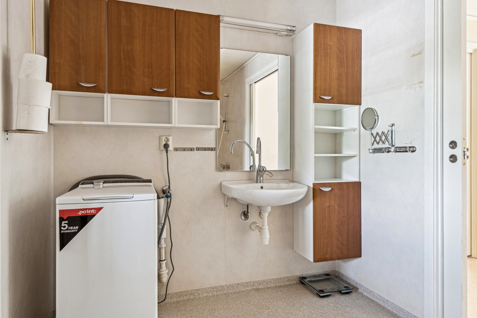 Badet har adkomst fra entré og soverom. Badet er fra byggeår Galleribilde