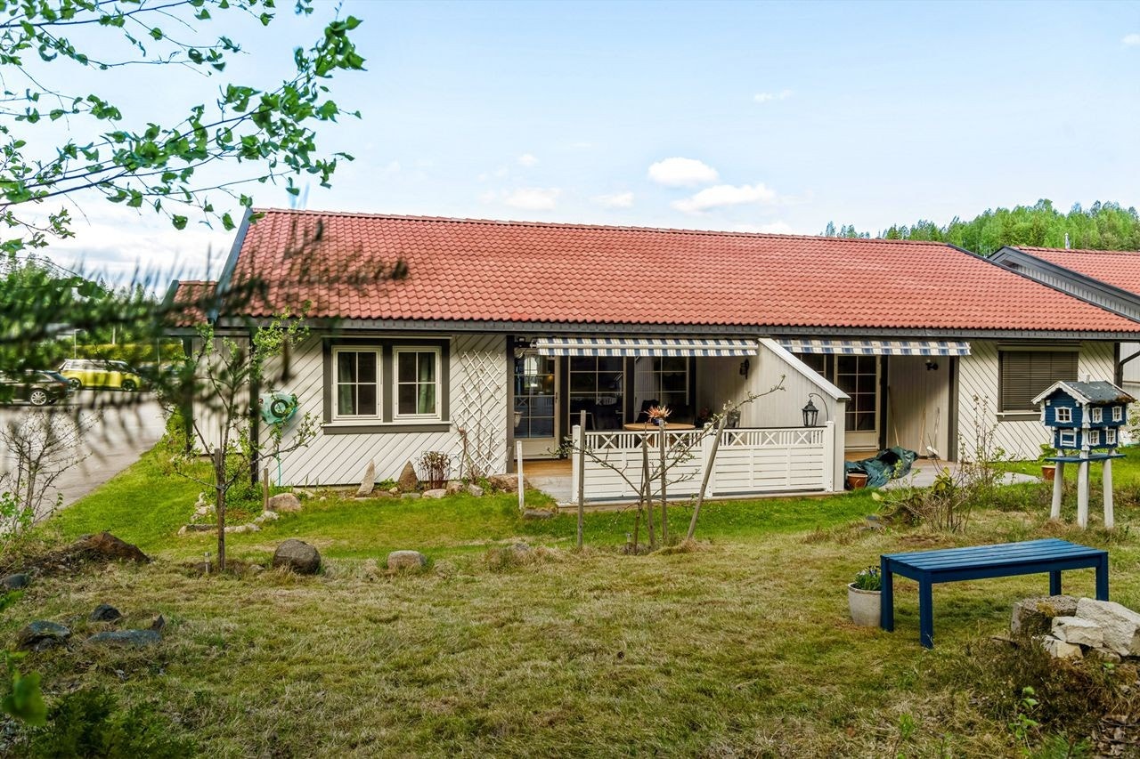Hyggelig uteplass med delvis overbygget terrasse Galleribilde