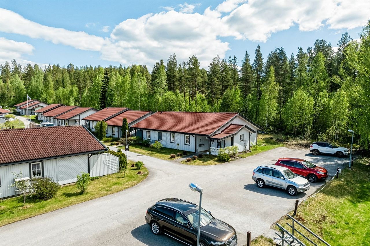 Det er parkering på felles biloppstillingsplass Galleribilde