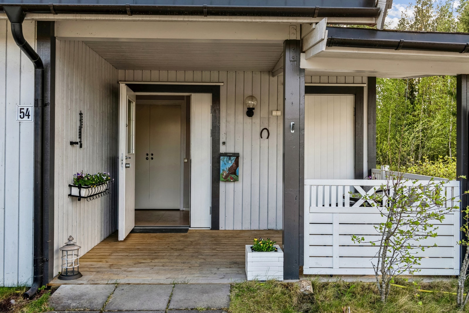 Overbygget inngangsparti med plass til en liten sittegruppe Galleribilde