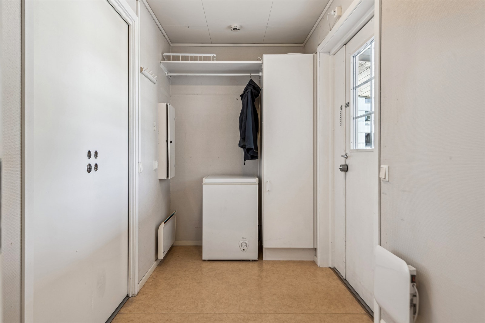 Gang med plass til å henge fra seg yttertøyet Galleribilde