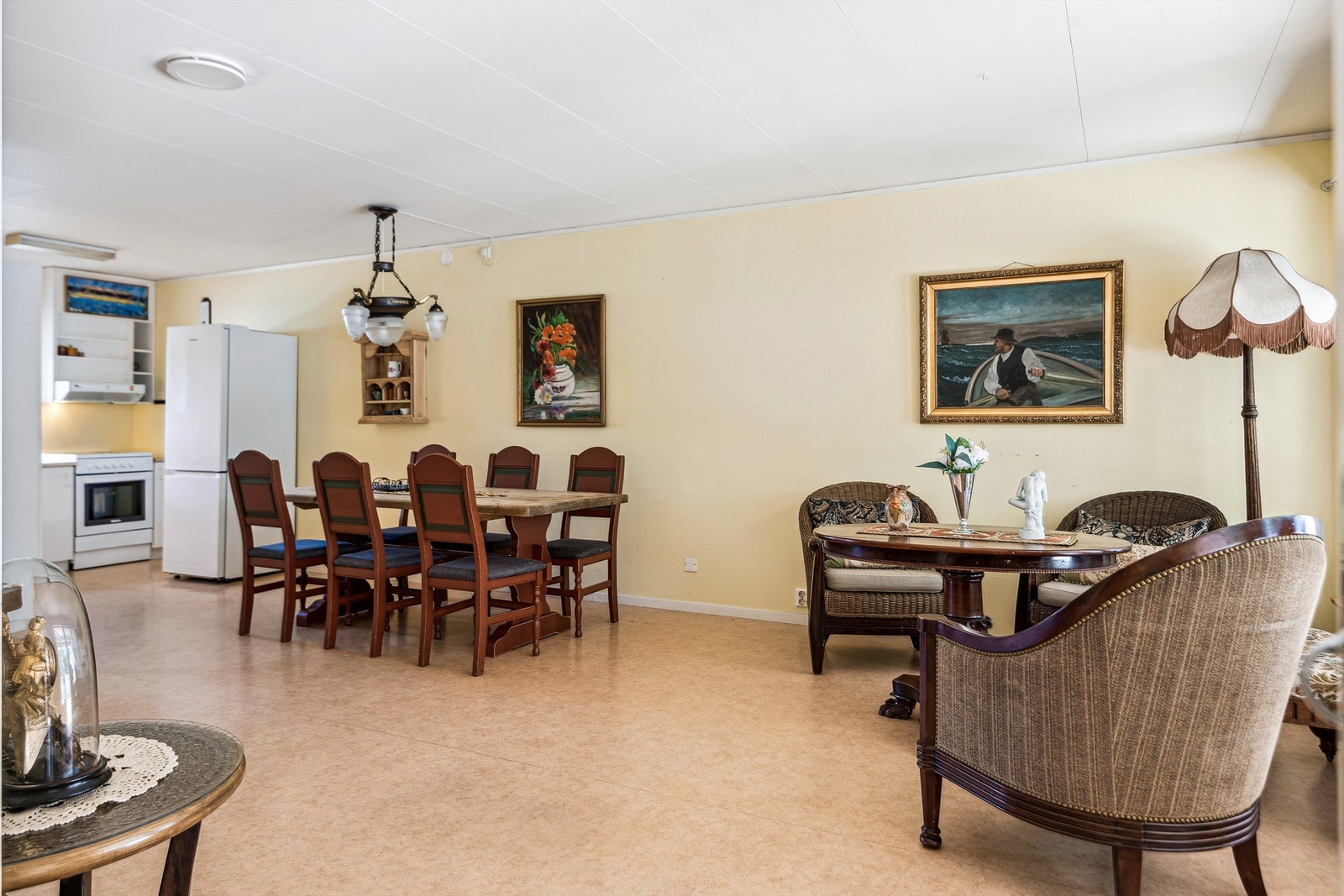 Stuen ligger i åpen løsning med kjøkkenet Galleribilde