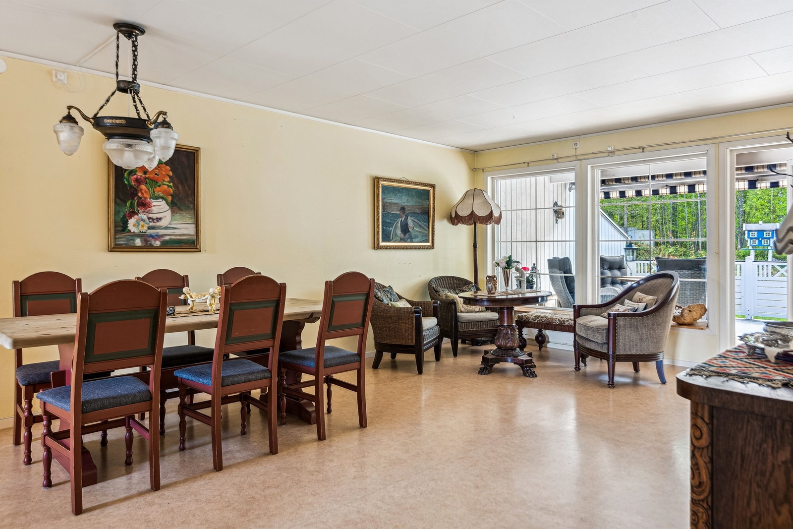 Stuen har fin plass til ønsket møblering Galleribilde