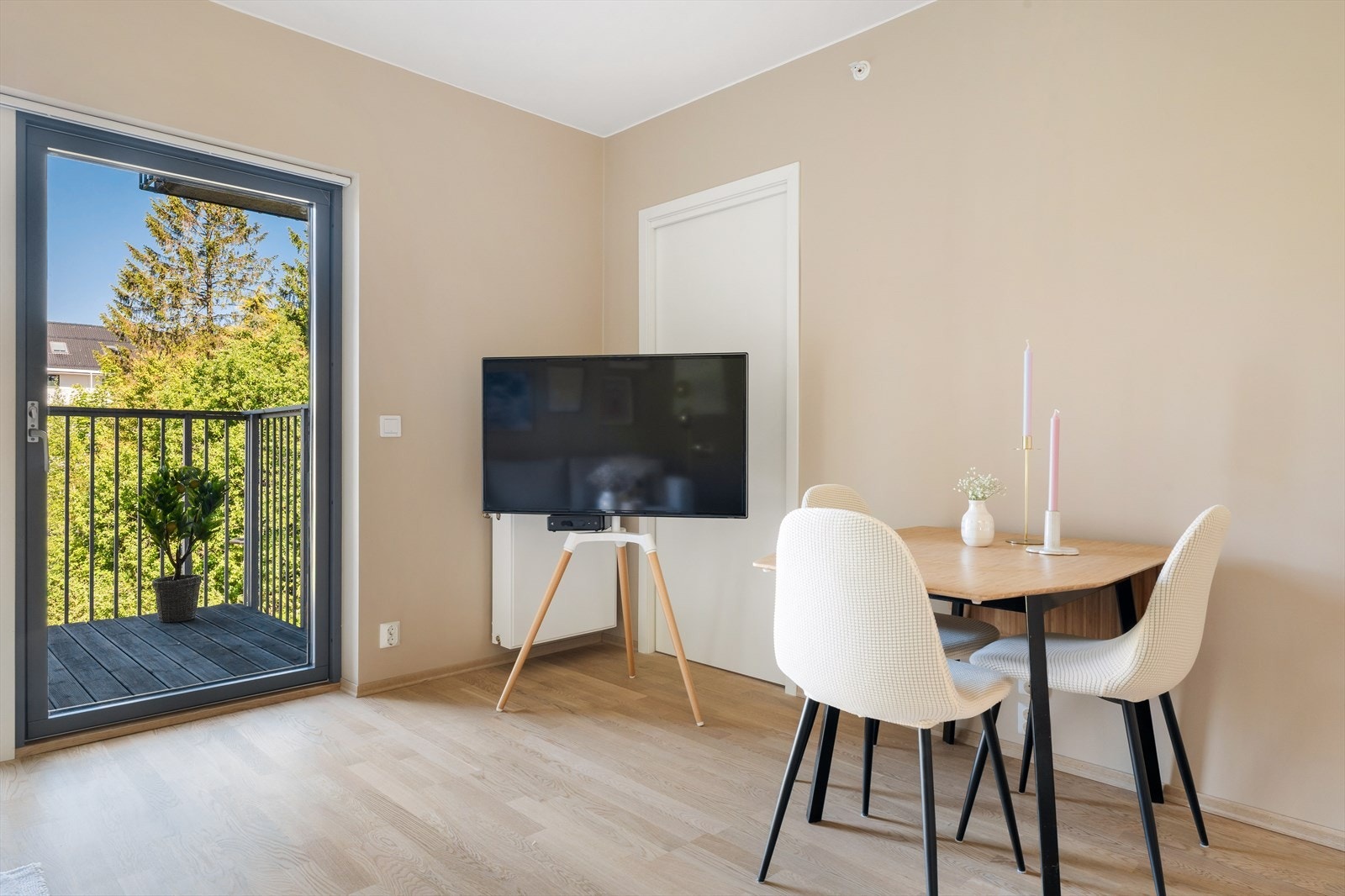 Det er radiatorvarme i stuen, og ellers varmekabler på gulv i bad, og balansert ventilasjon i leiligheten. Galleribilde