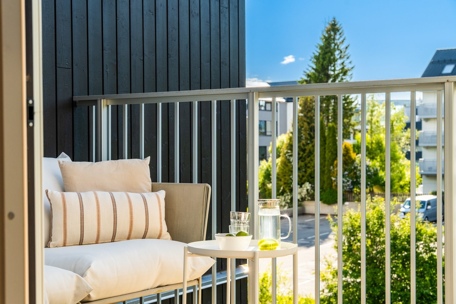 Balkongen har god plass til en sittegruppe - perfekt for å nyte fine dager. Galleribilde