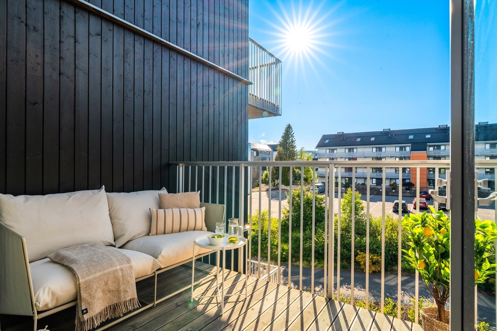 En lys og trivelig leilighet med frittliggende balkong! Galleribilde