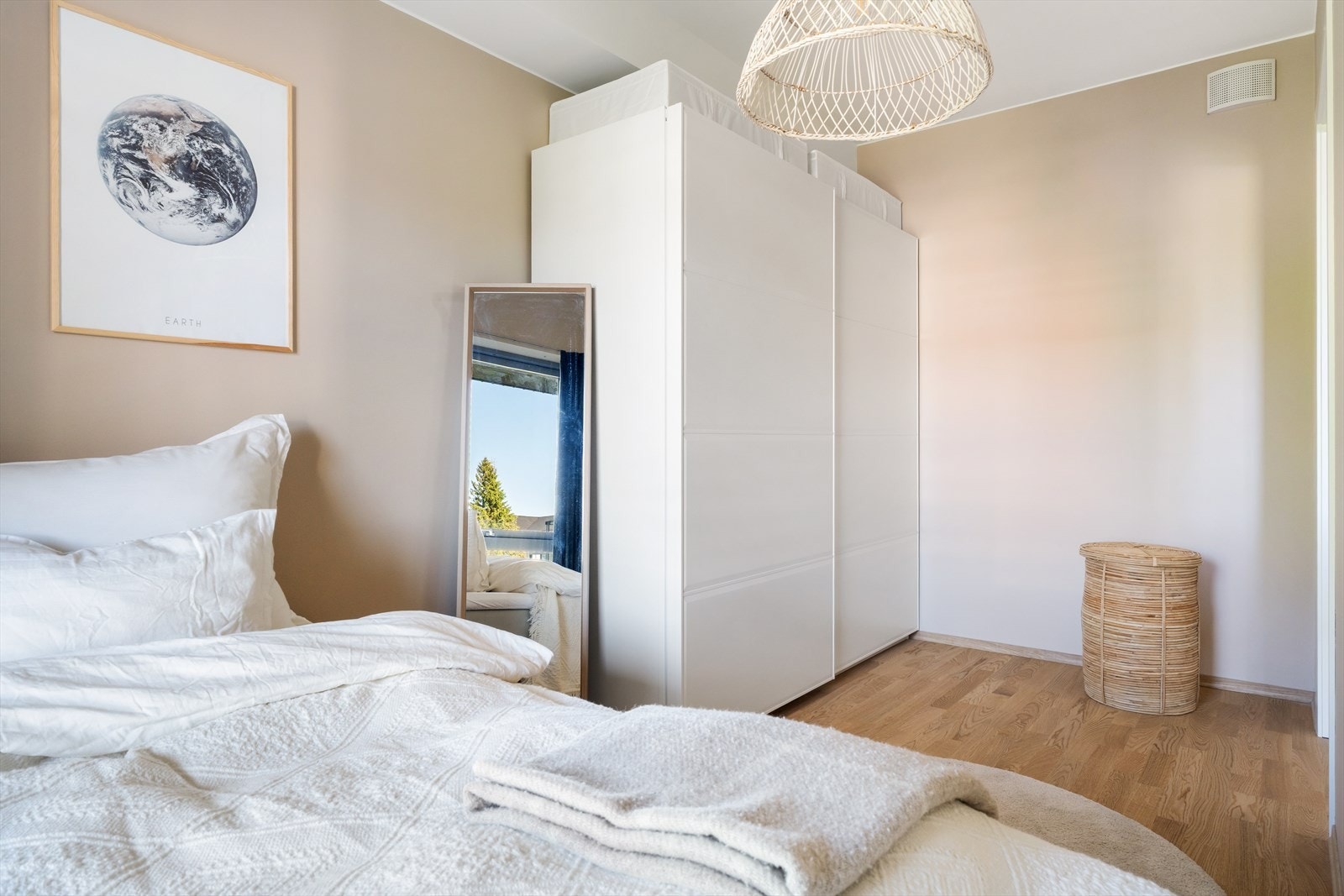 Rommet har to dører inn til soverom. Galleribilde