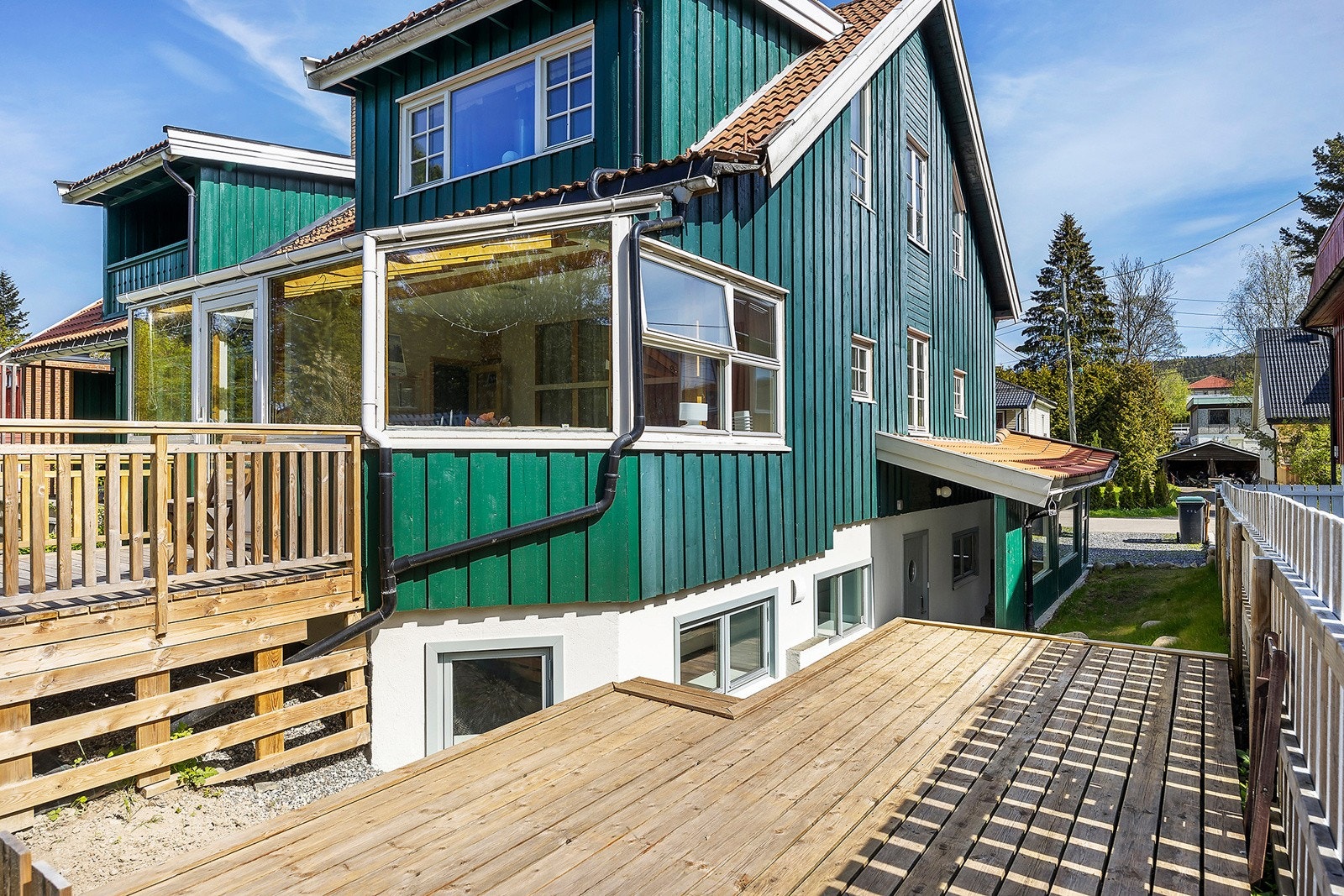 På terrassen har man god plass til utemøbler og grill. Galleribilde