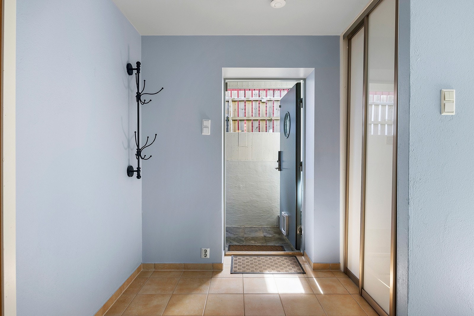 Entré med skyvedørsgarderobe, her er det god plass til å henge fra seg yttertøy og sette fra seg sko. Galleribilde