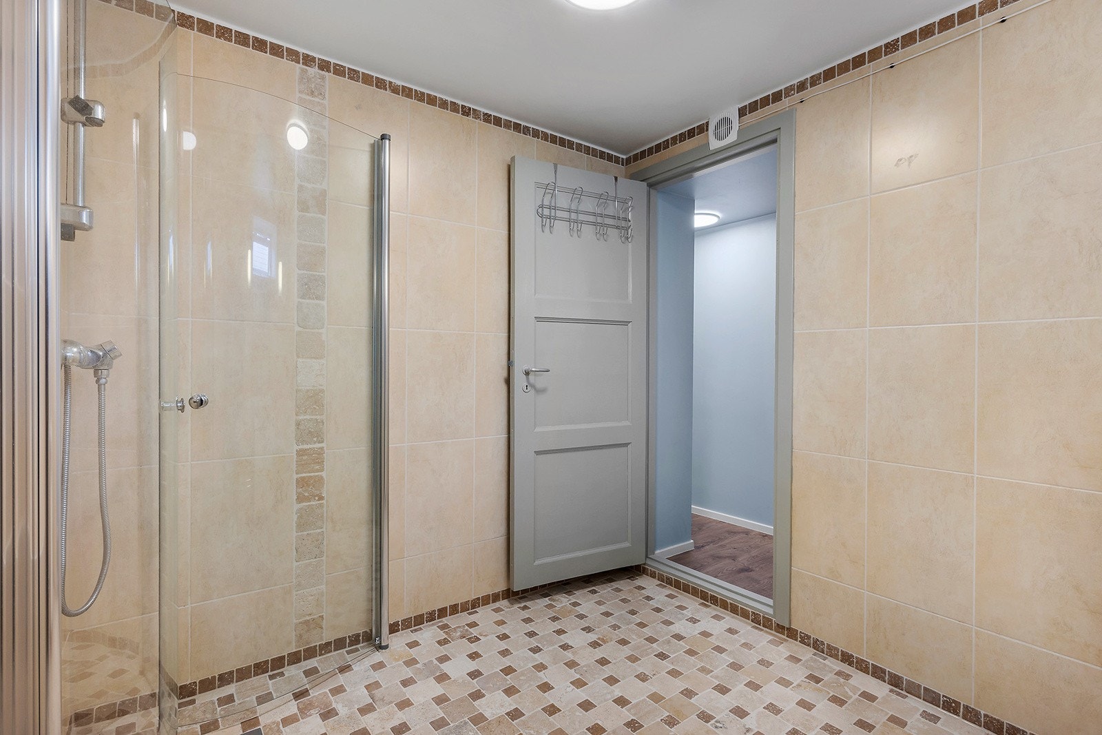 Bad er utstyrt med dusjhjørne med innfellbare glassdører. Galleribilde