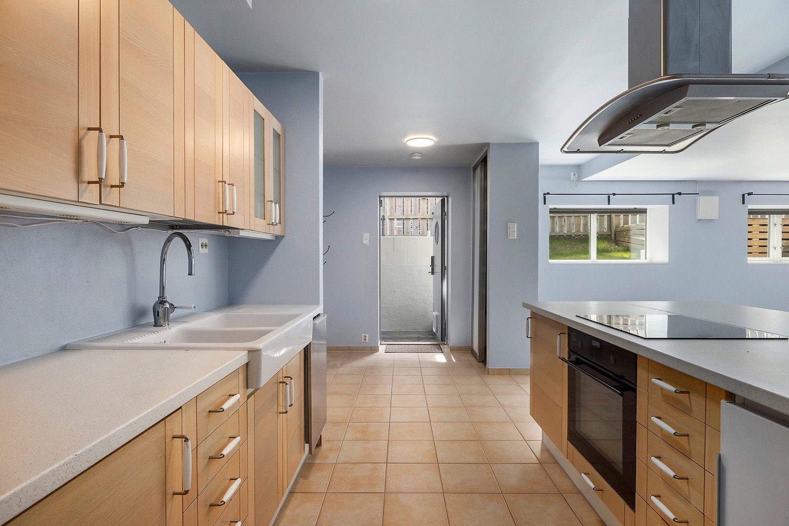 Pent kjøkken med integrert platetopp og stekeovn. Galleribilde