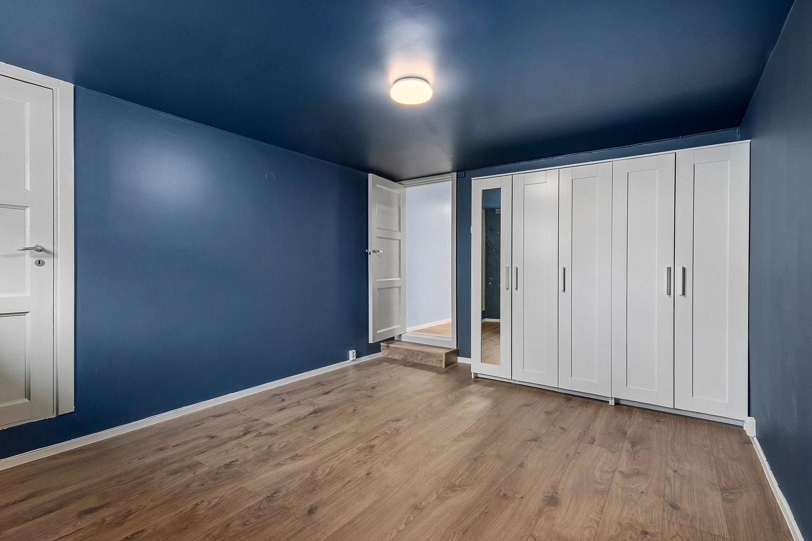 Rommet er i dag innredet som soverom, rommet er ikke godkjent til varig opphold og dette er et søknadspliktig tiltak. Galleribilde