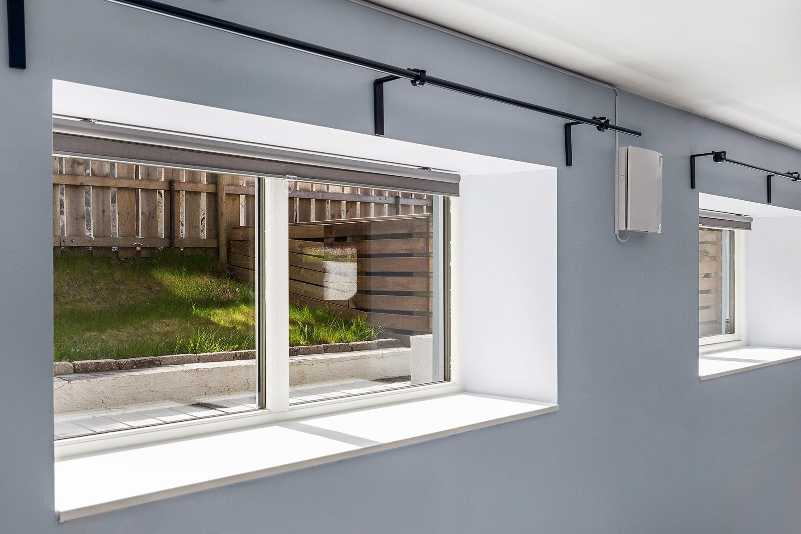 Vinduene i stuen gir rommet godt med naturlig lys. Galleribilde