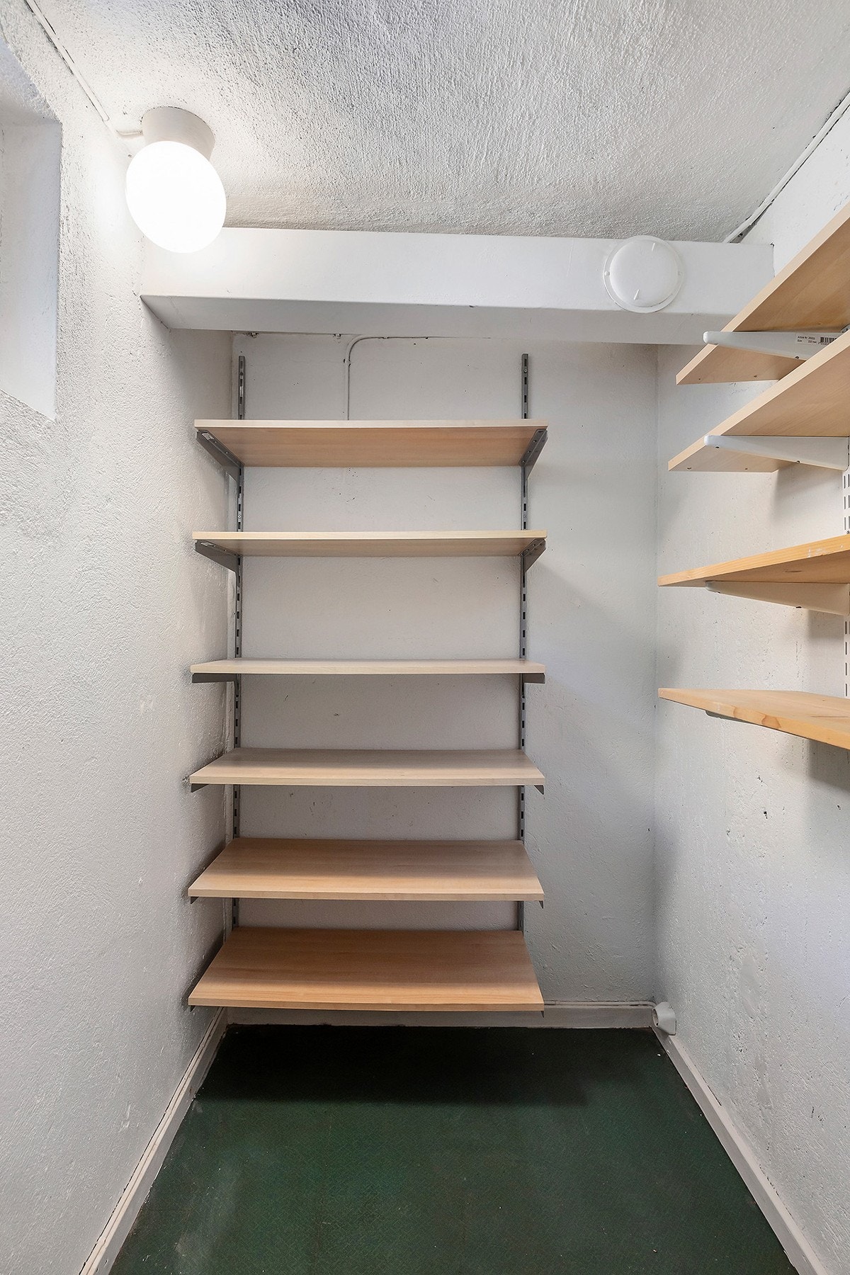 Innerst i leiligheten har man en innvendig bod med godt med lagringsplass. Galleribilde