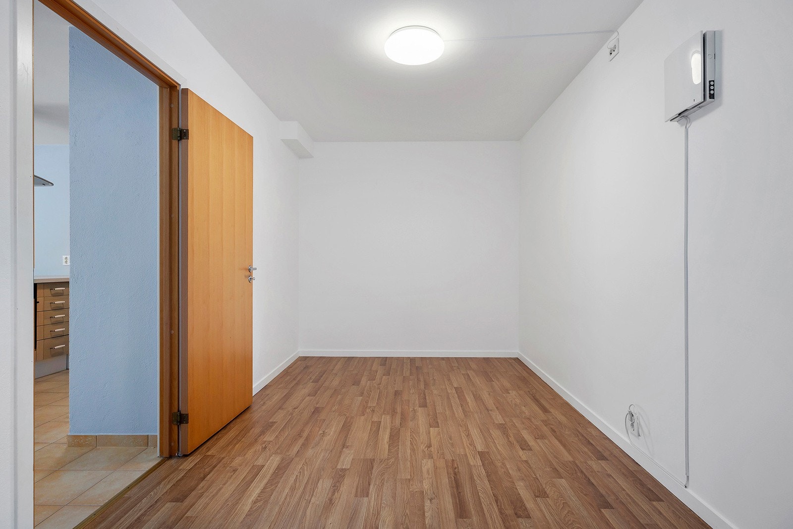 Leilighetens soverom har god plass til dobbeltseng og garderobeløsninger. Galleribilde