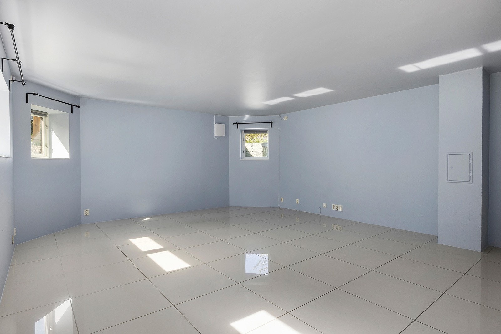 Stuen gir rom for mange møbleringsmuligheter. Galleribilde