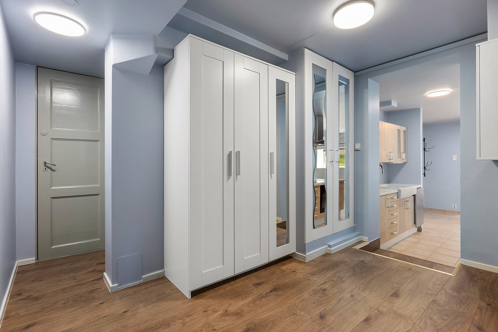 Gang er utstyrt med garderobeskap og det tekniske anlegget. Galleribilde