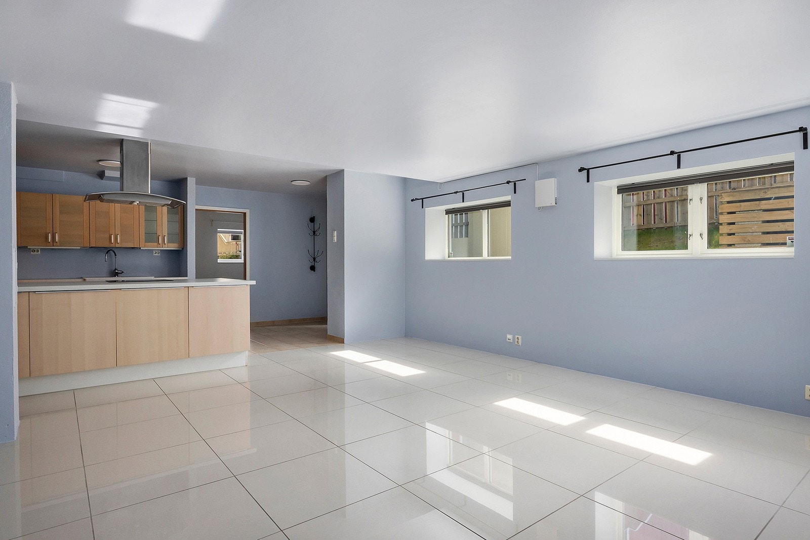 Romslig stue med god plass til å dele inn i flere soner med plass til stort spisebord og sofagruppe. Galleribilde