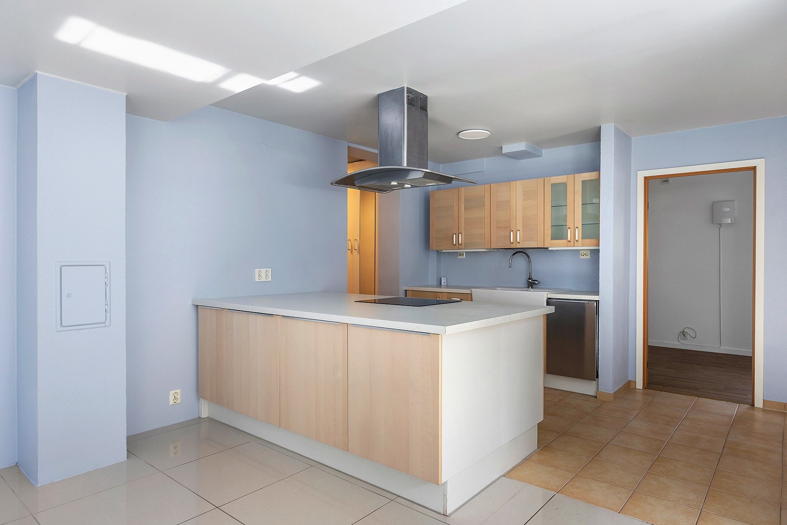 Kjøkkenet er plassert innerst i rommet som gir en naturlig inndeling. Galleribilde